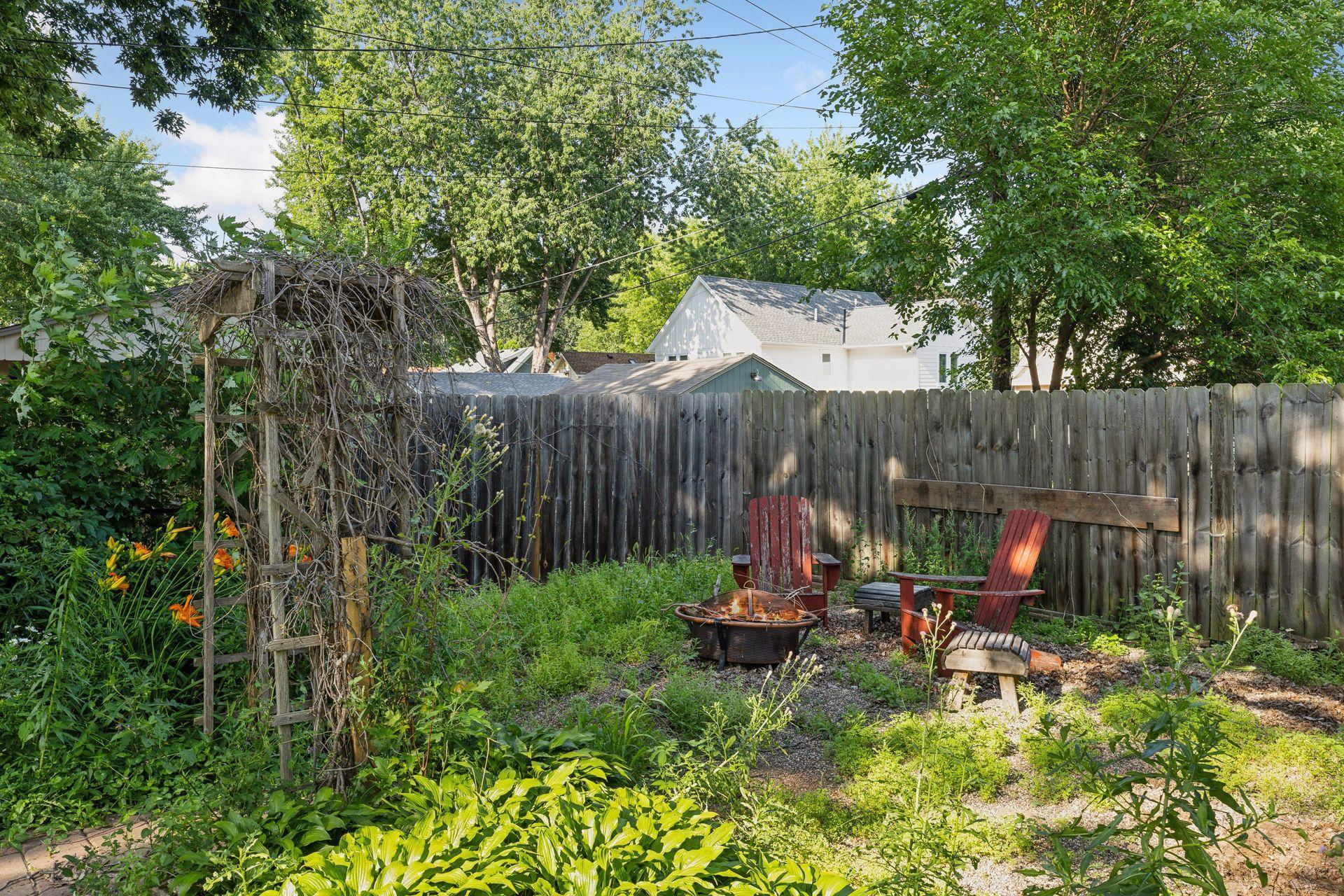 1084 Oxford Street N