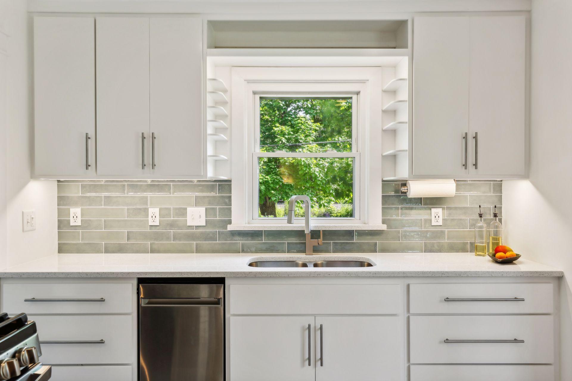 1084 Oxford Street N