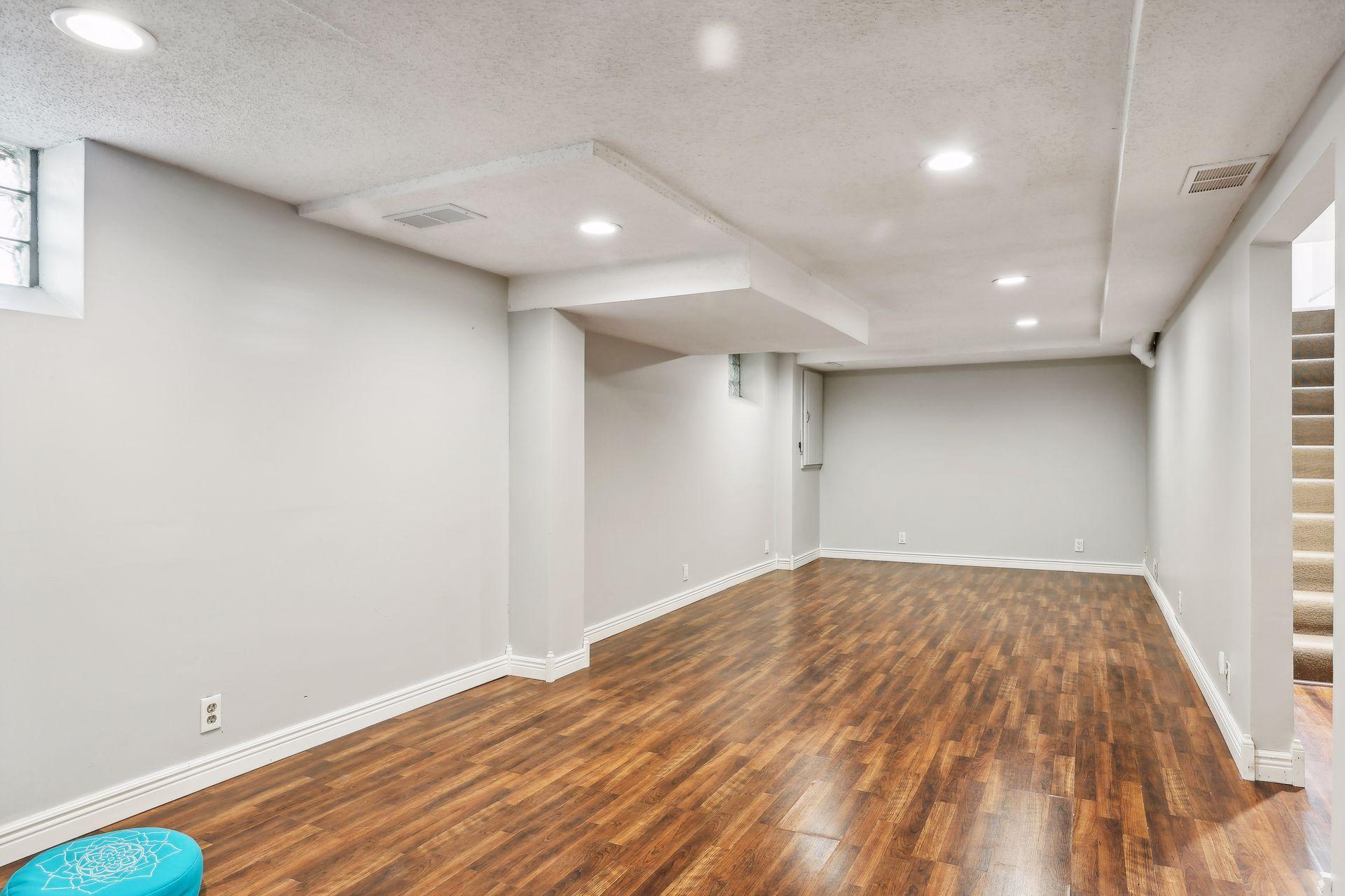 1084 Oxford Street N