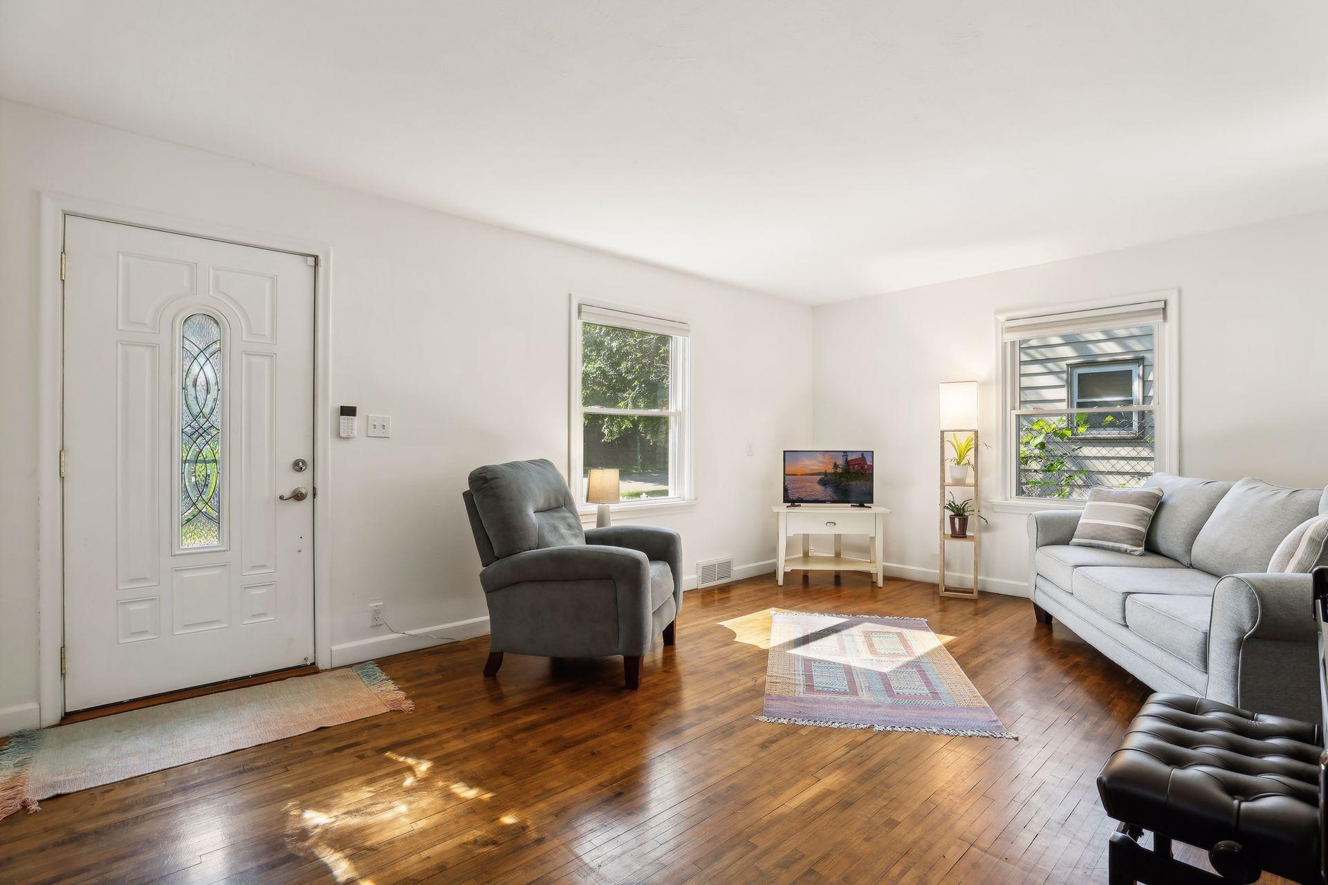 1084 Oxford Street N