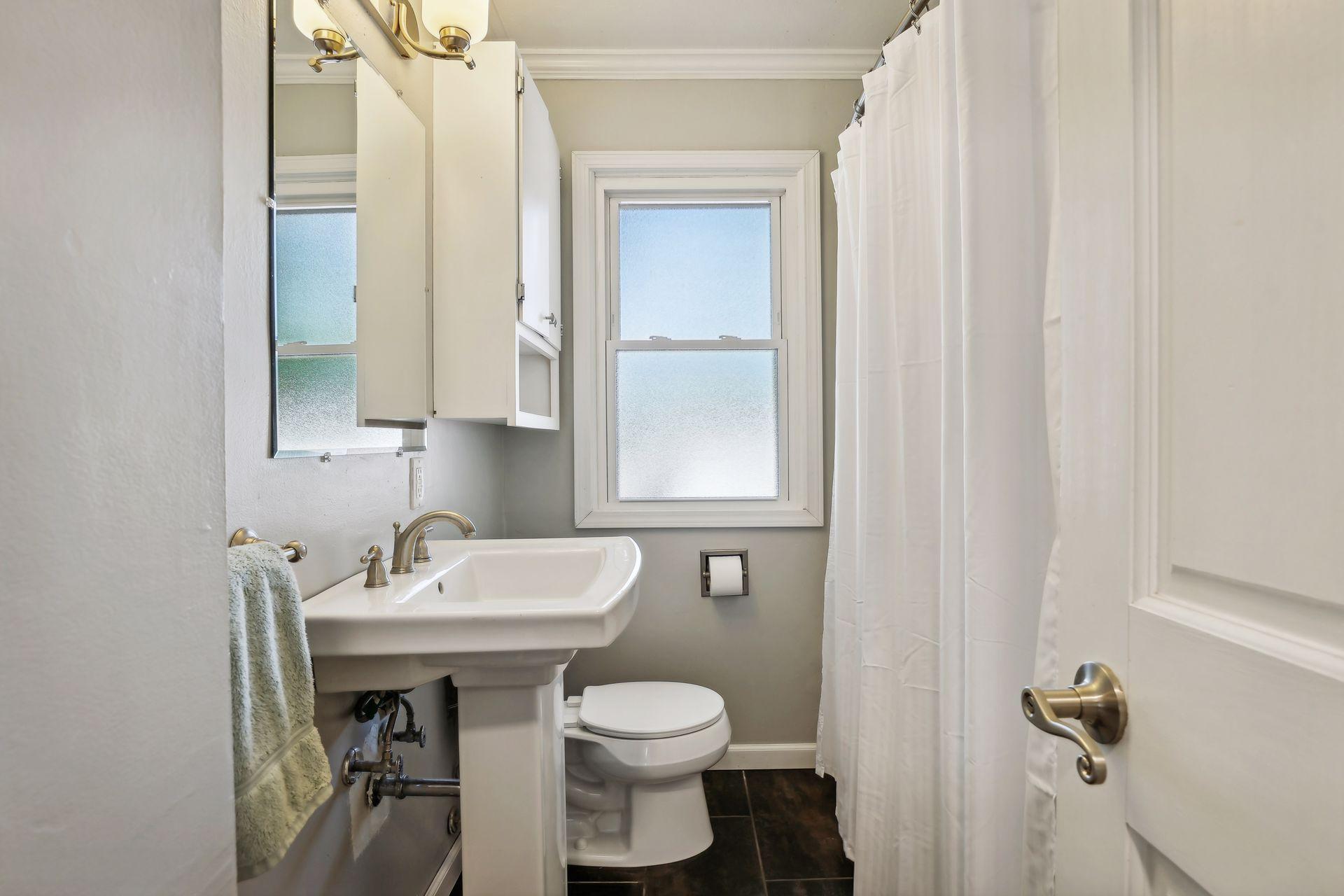 1084 Oxford Street N