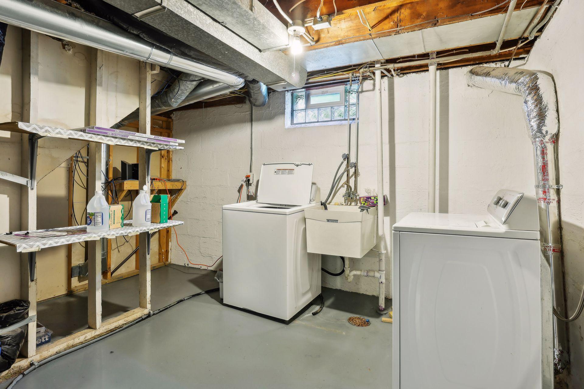 1084 Oxford Street N