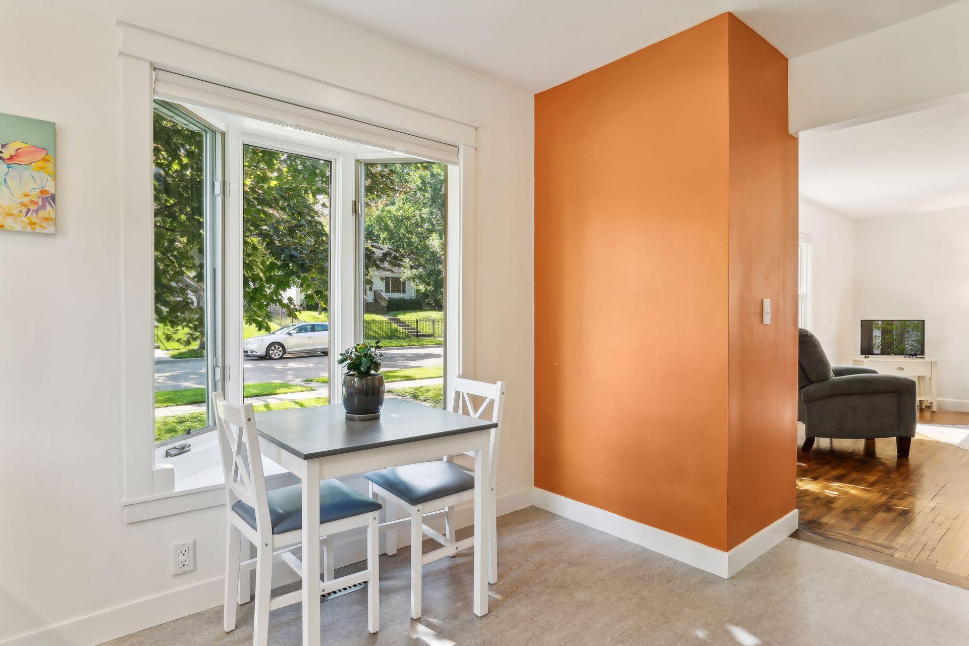 1084 Oxford Street N