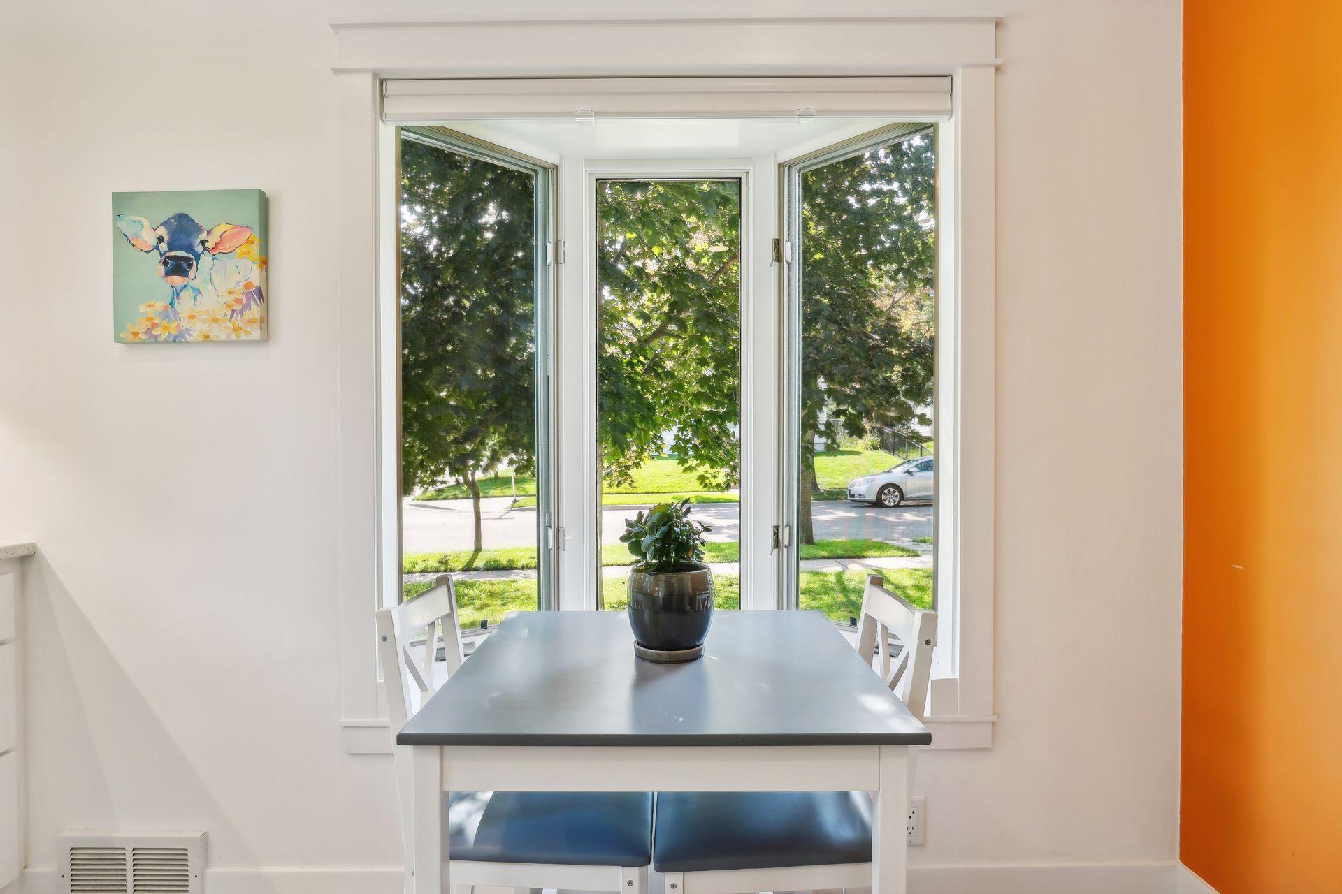 1084 Oxford Street N