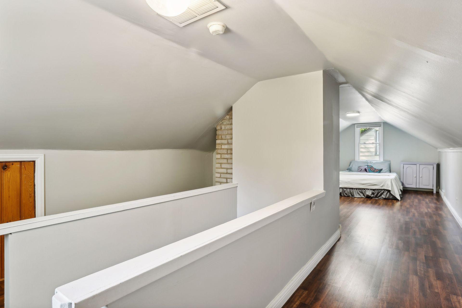 1084 Oxford Street N