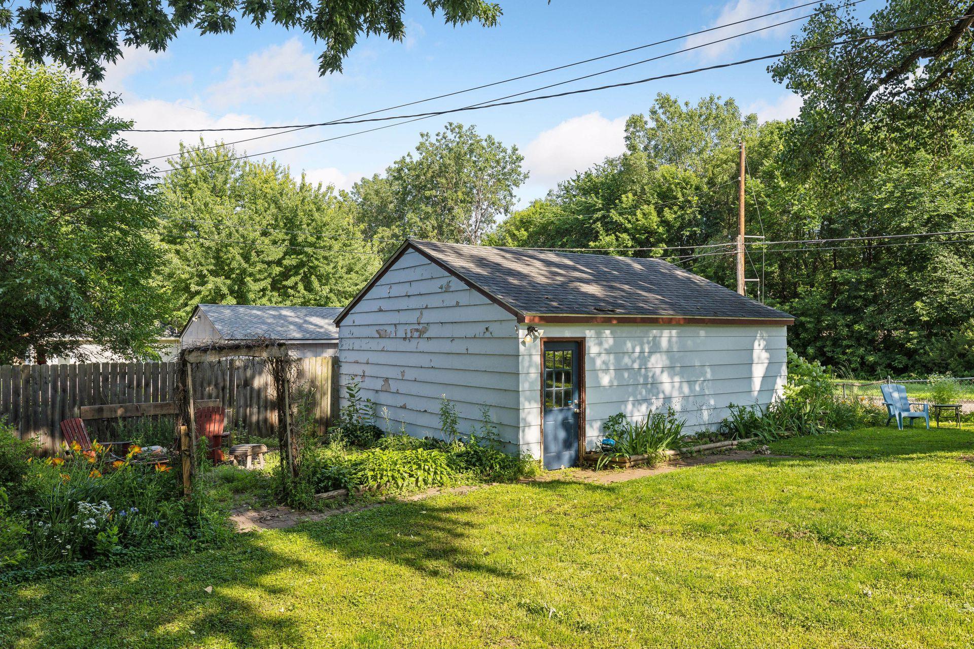 1084 Oxford Street N