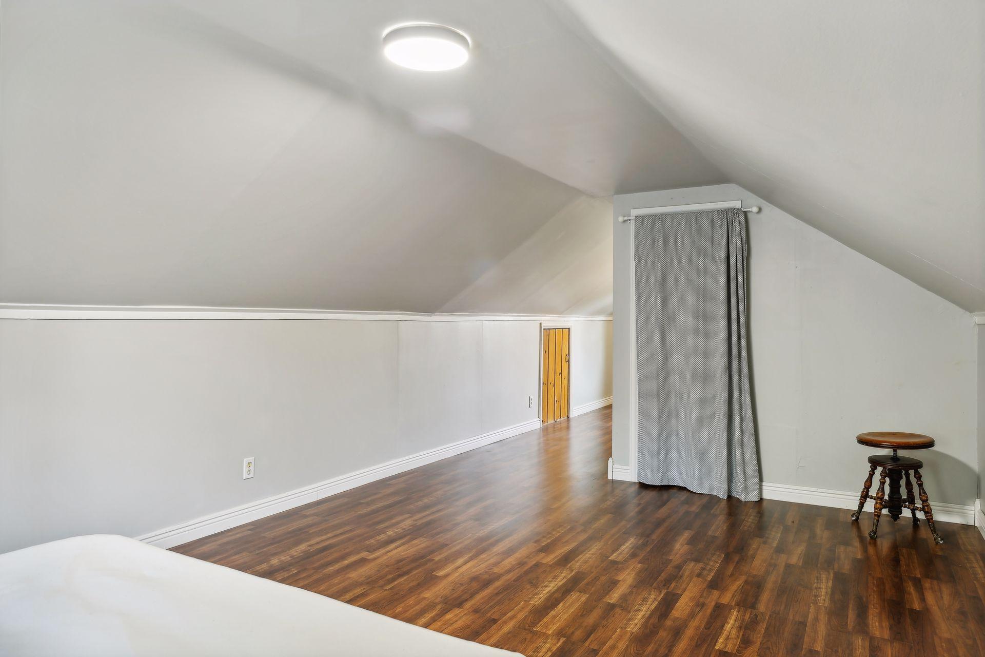 1084 Oxford Street N