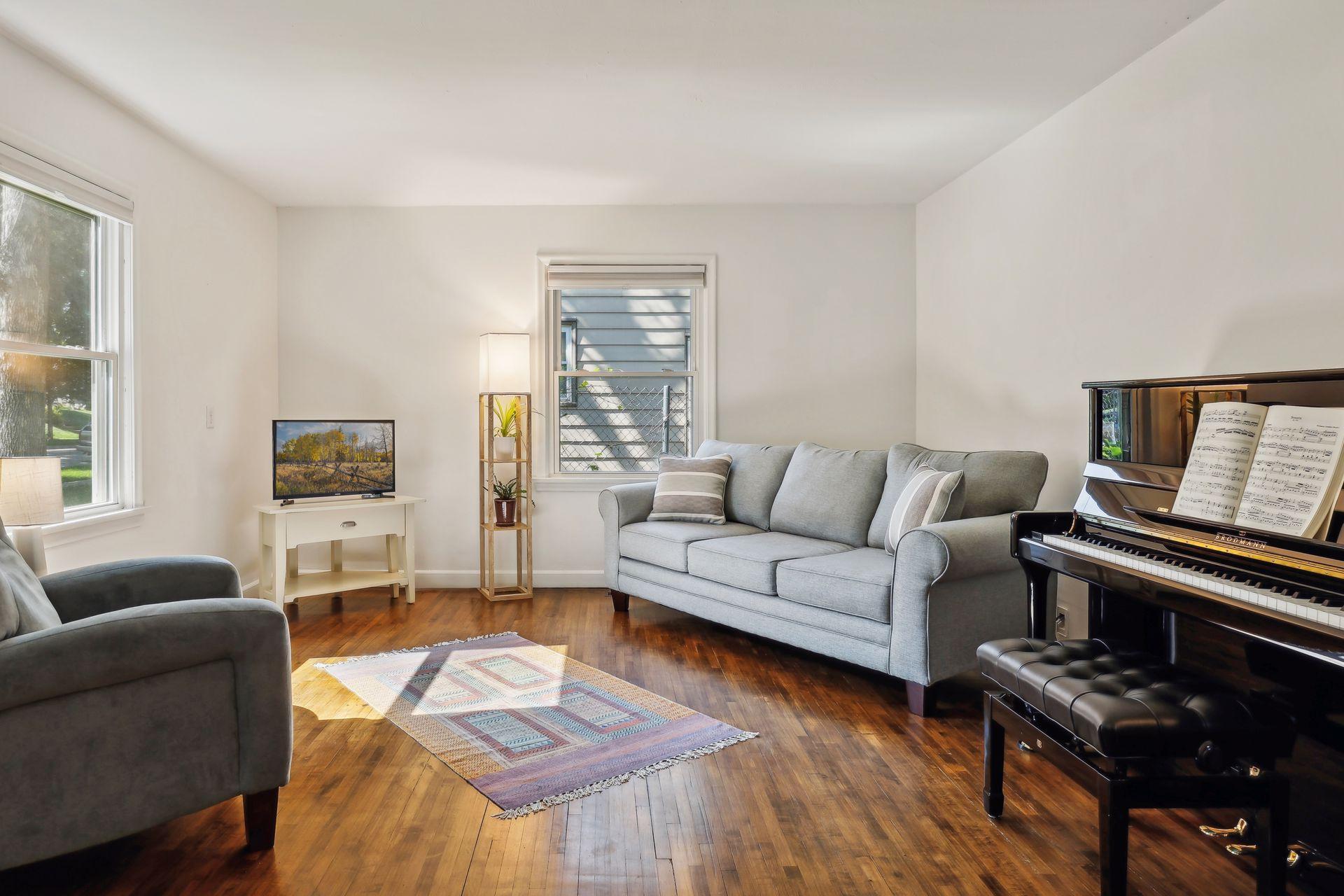 1084 Oxford Street N