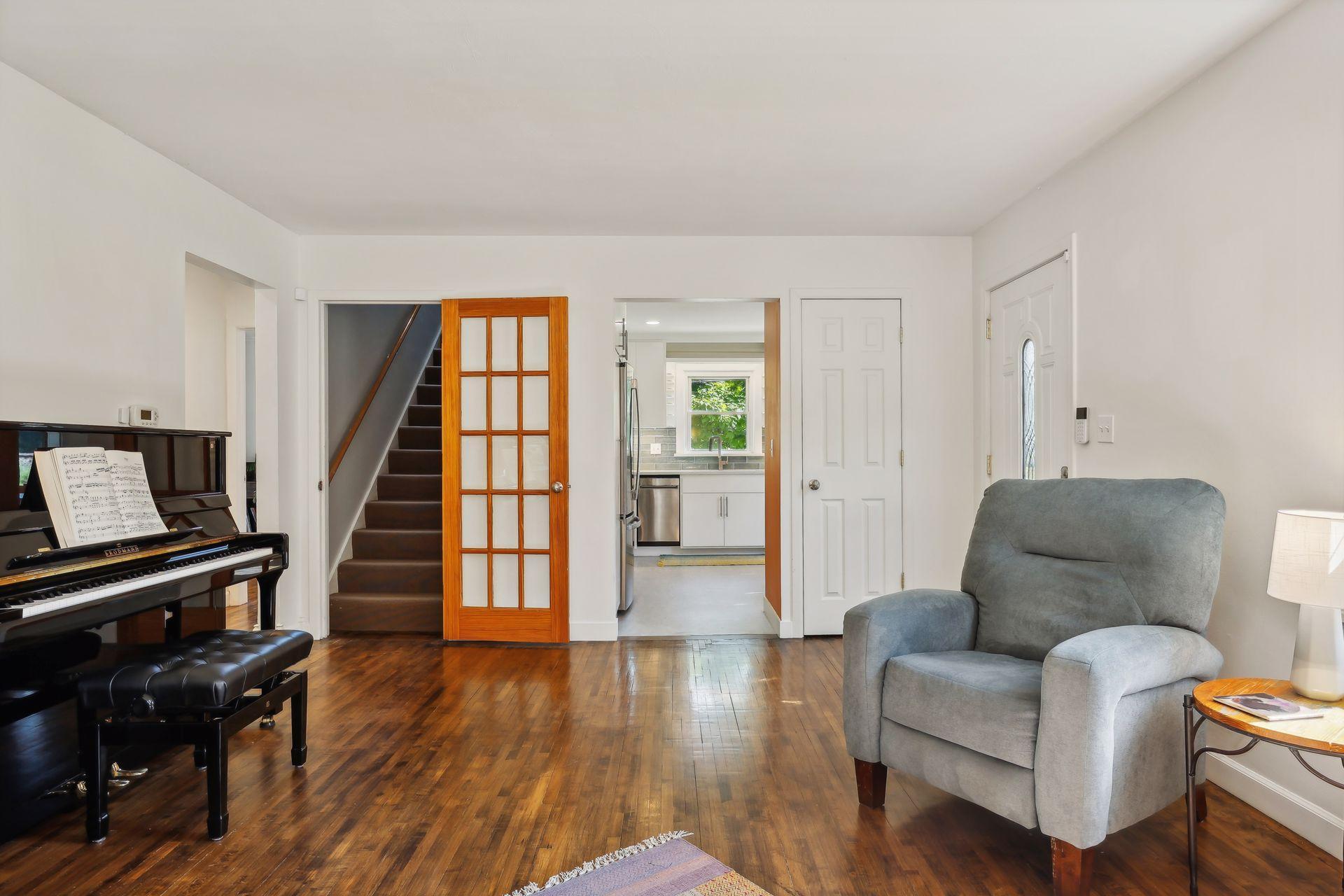 1084 Oxford Street N