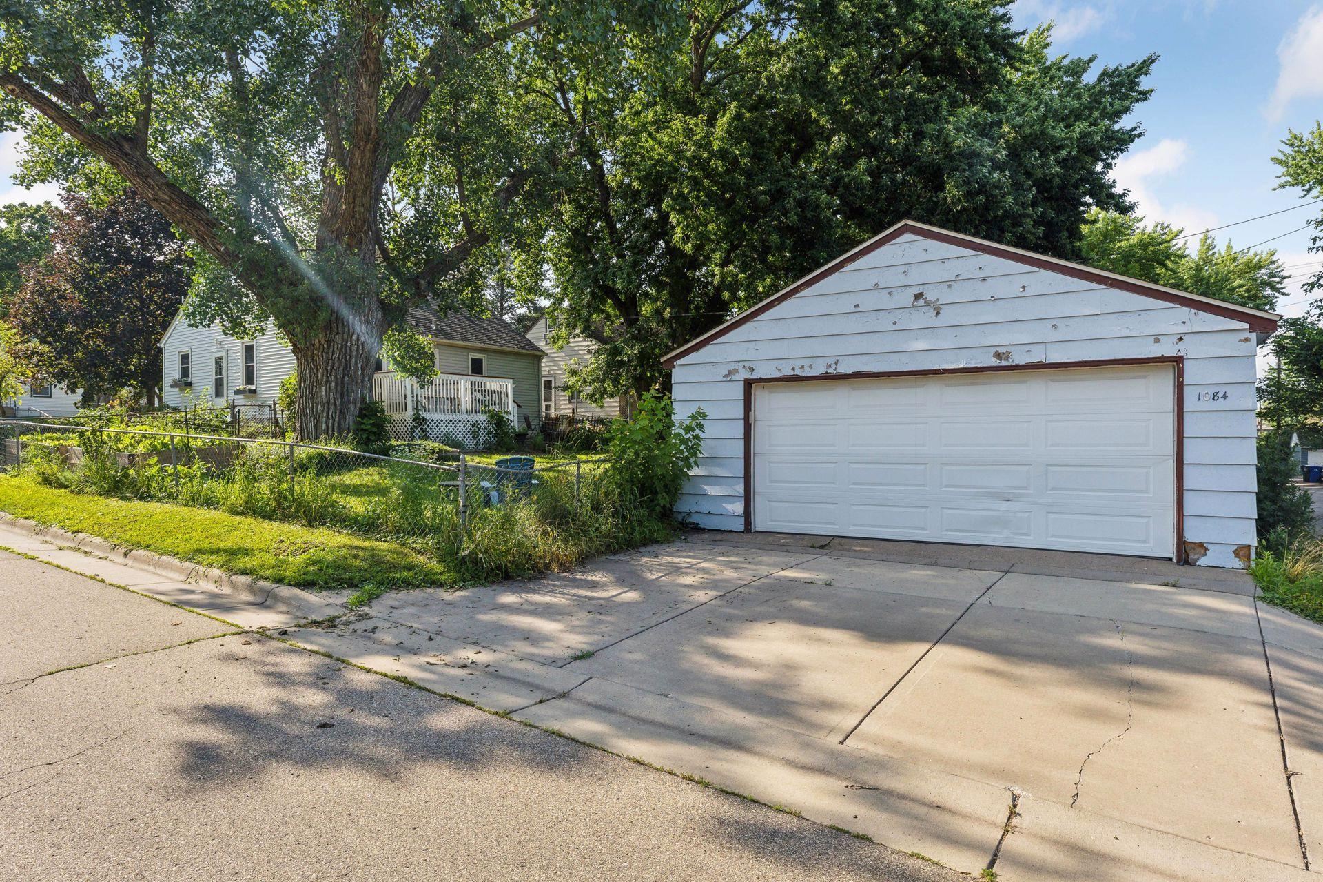 1084 Oxford Street N