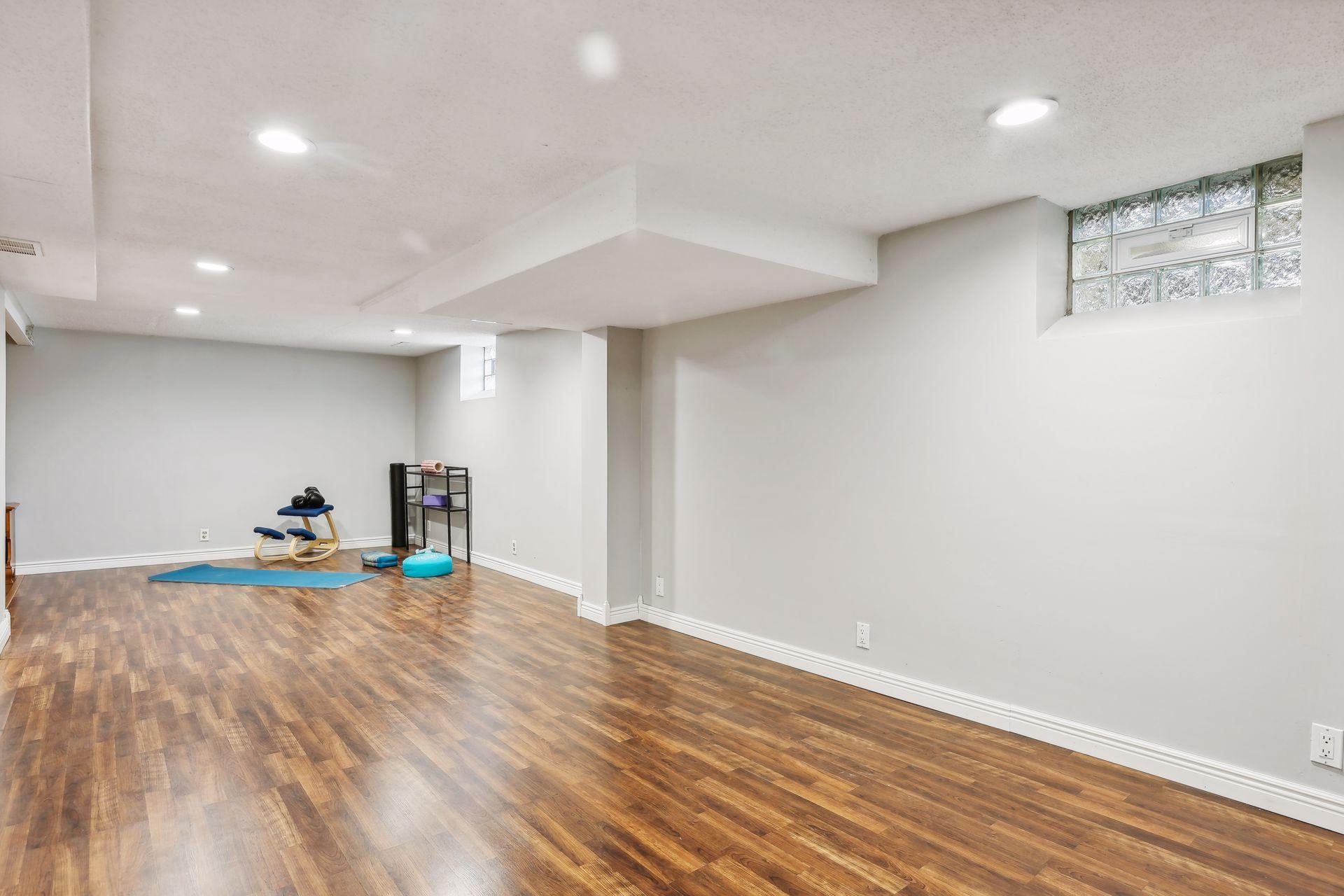 1084 Oxford Street N