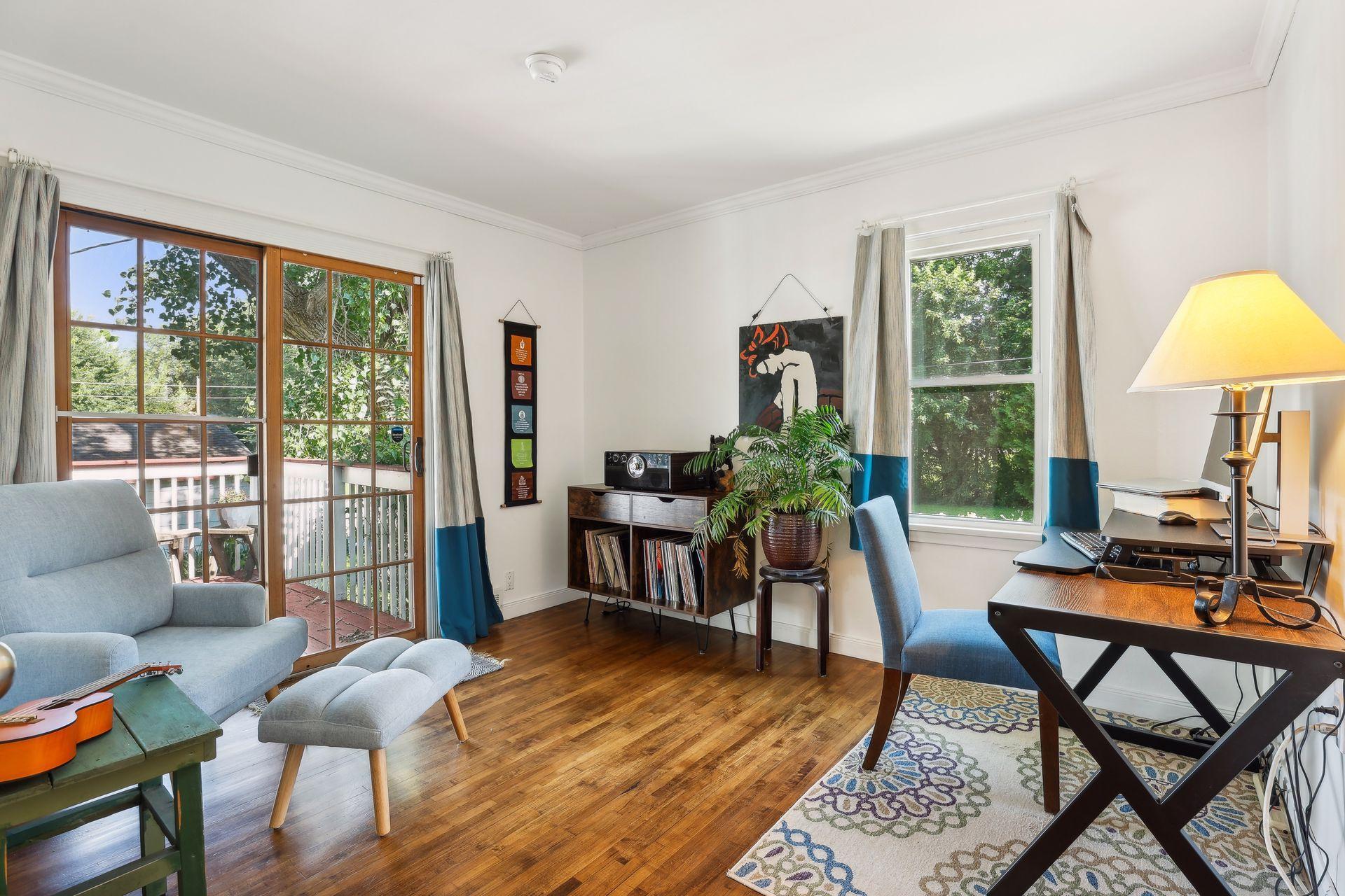 1084 Oxford Street N