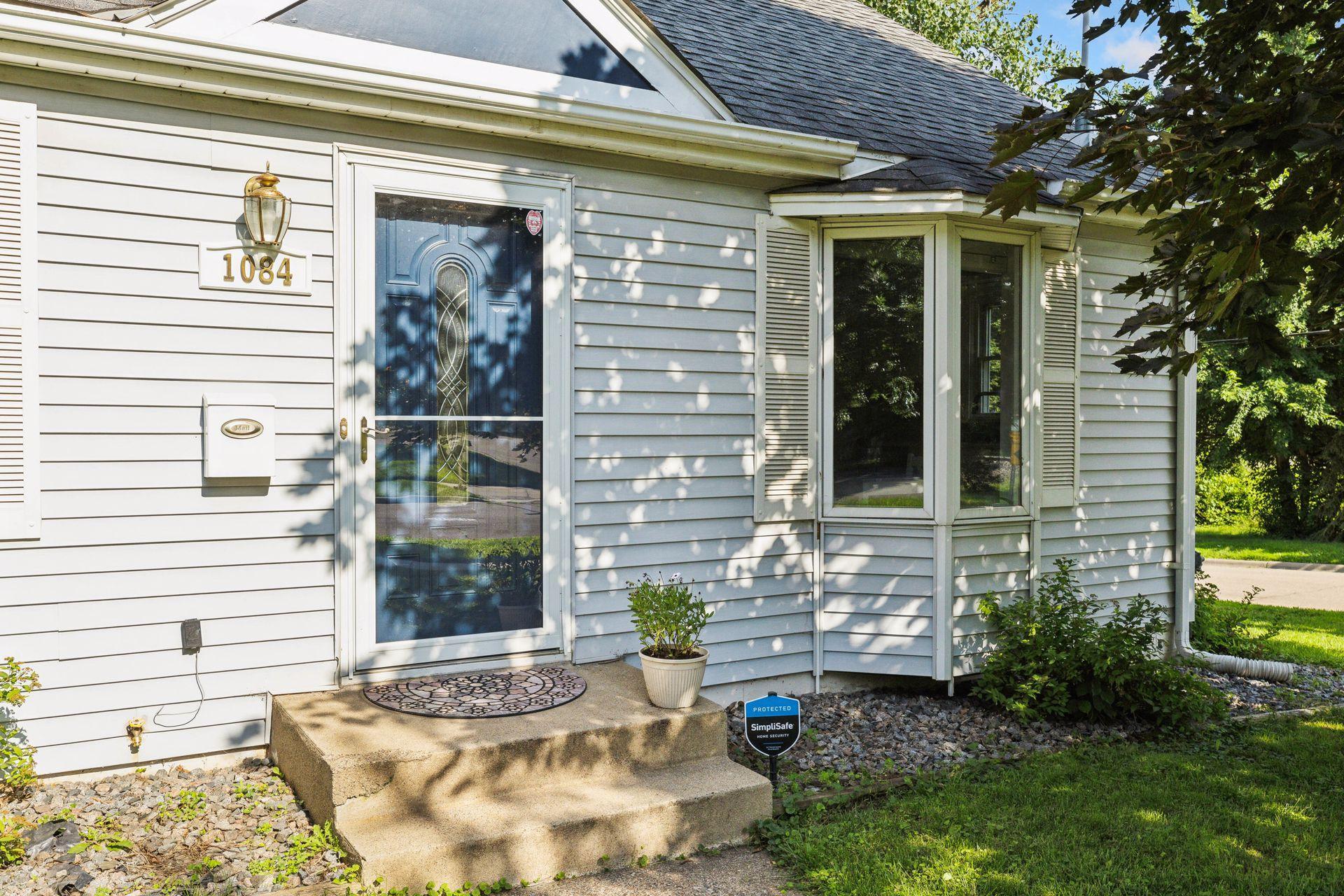 1084 Oxford Street N