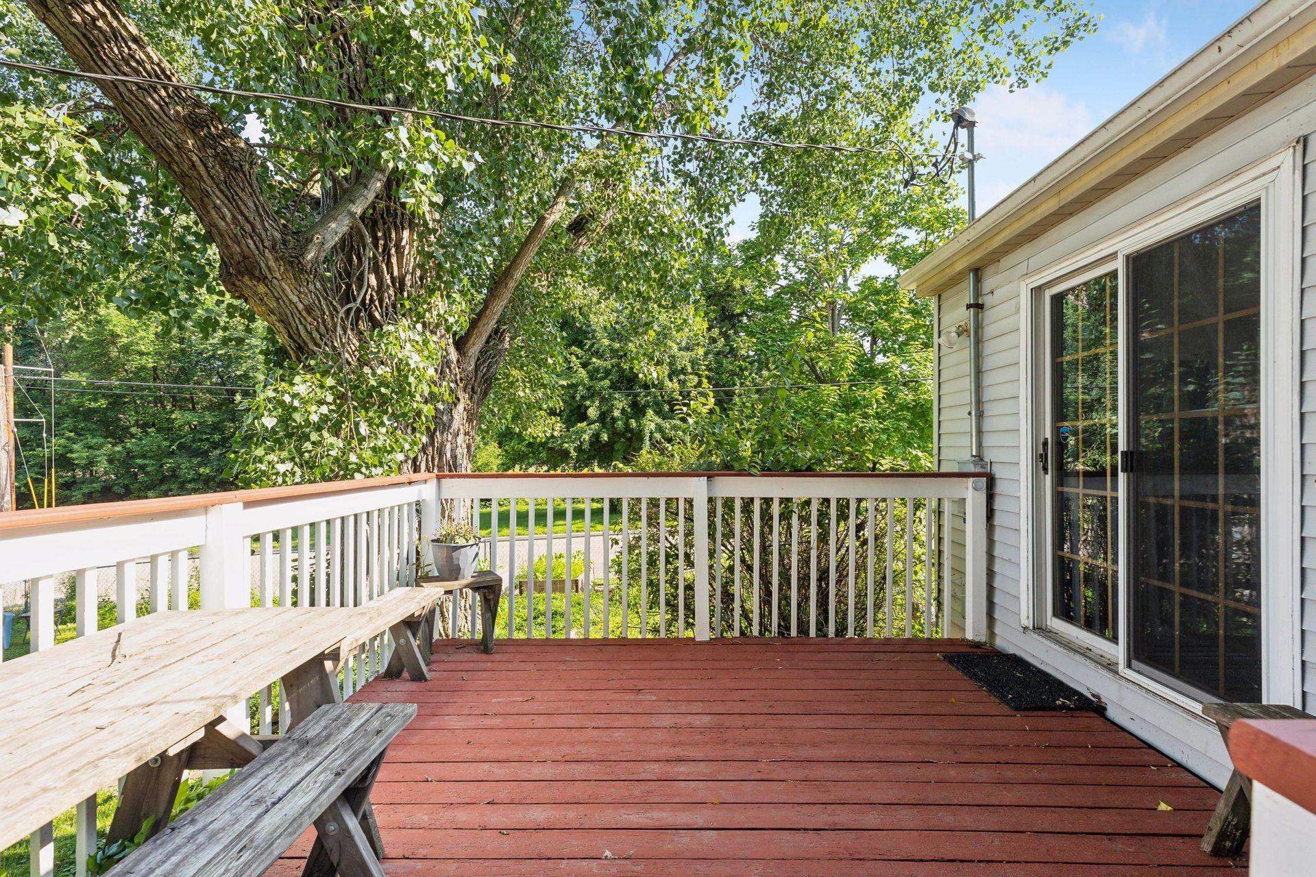 1084 Oxford Street N