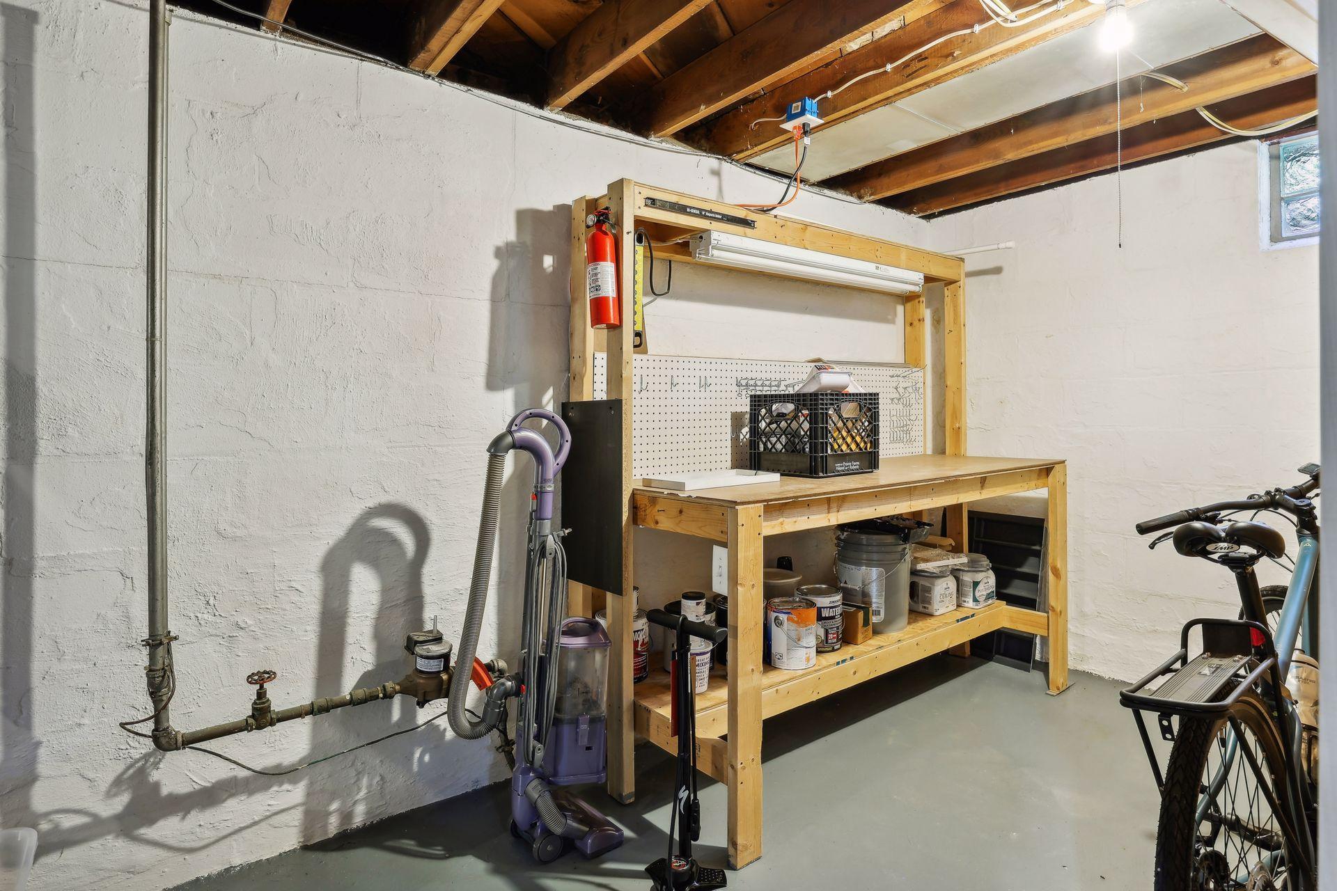 1084 Oxford Street N