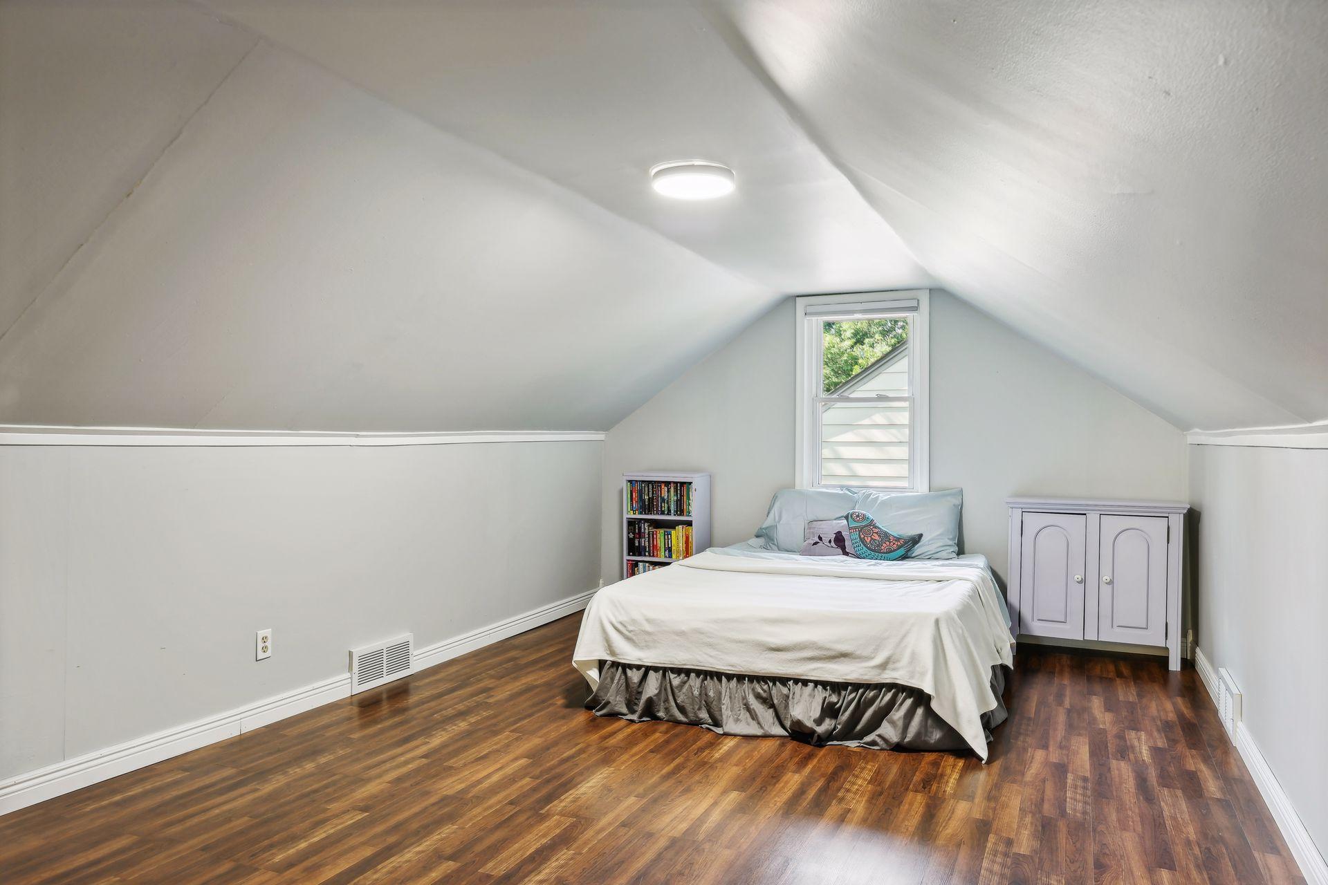 1084 Oxford Street N