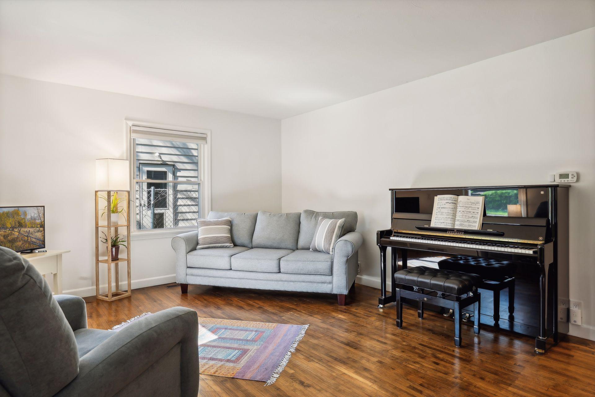 1084 Oxford Street N