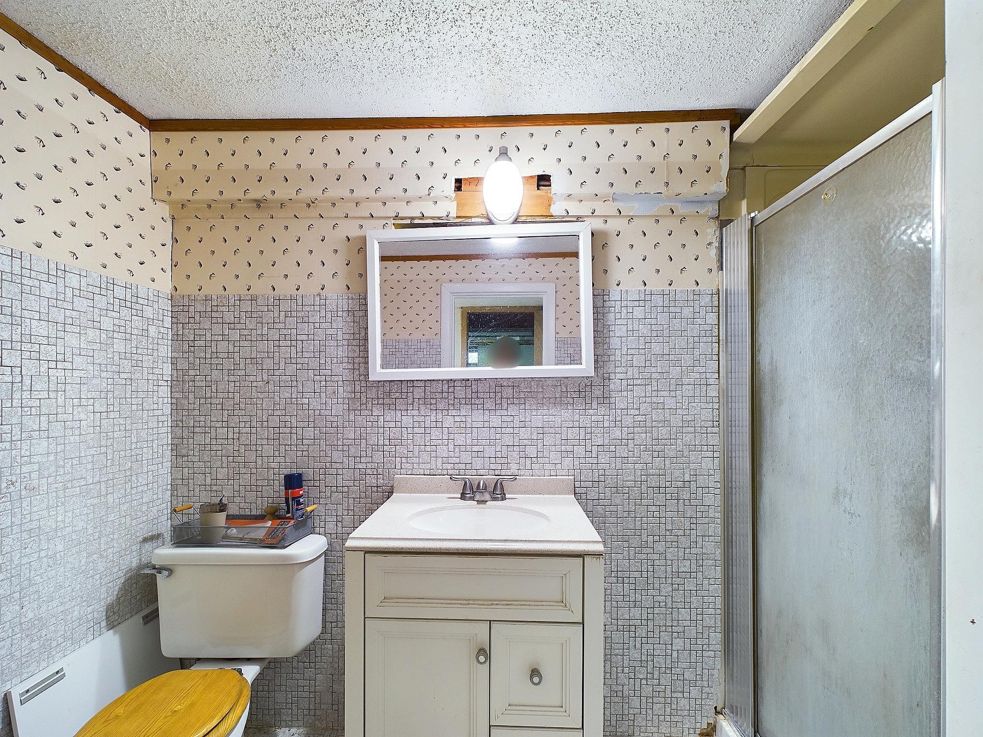 6812 Regent Avenue N