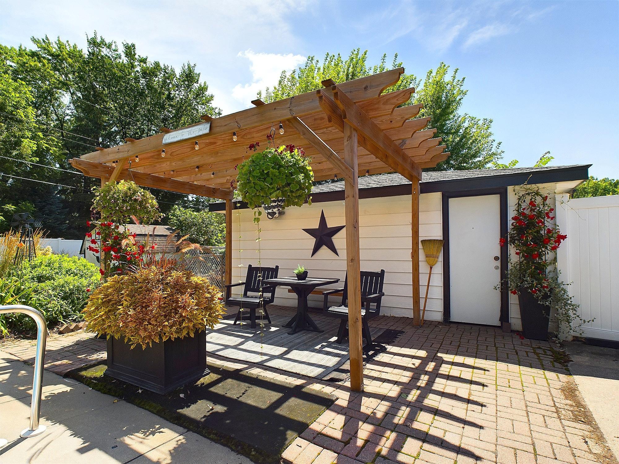 6812 Regent Avenue N