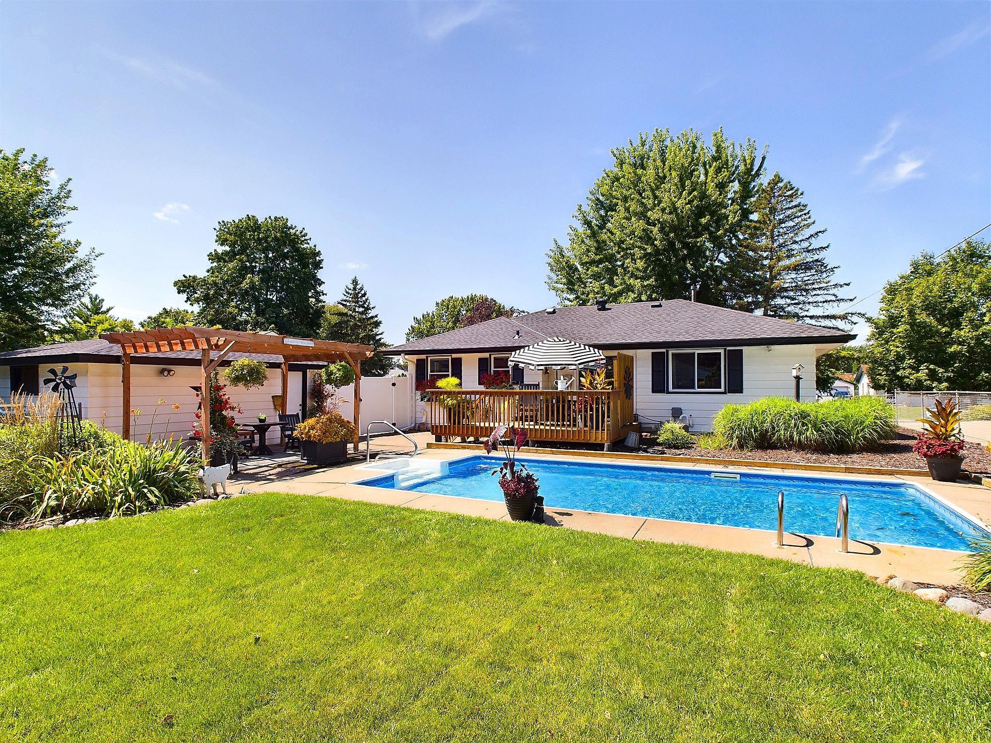 6812 Regent Avenue N