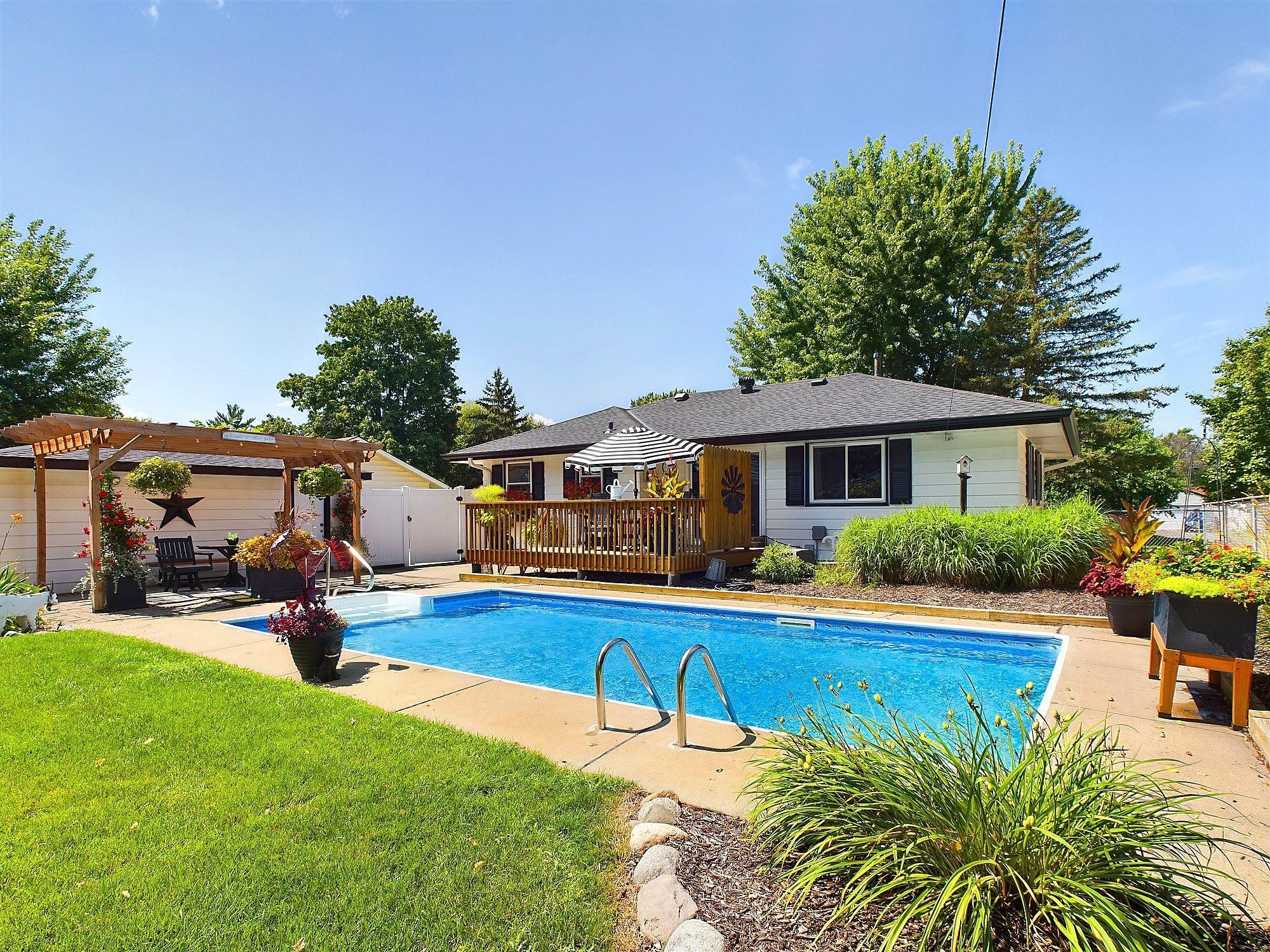 6812 Regent Avenue N