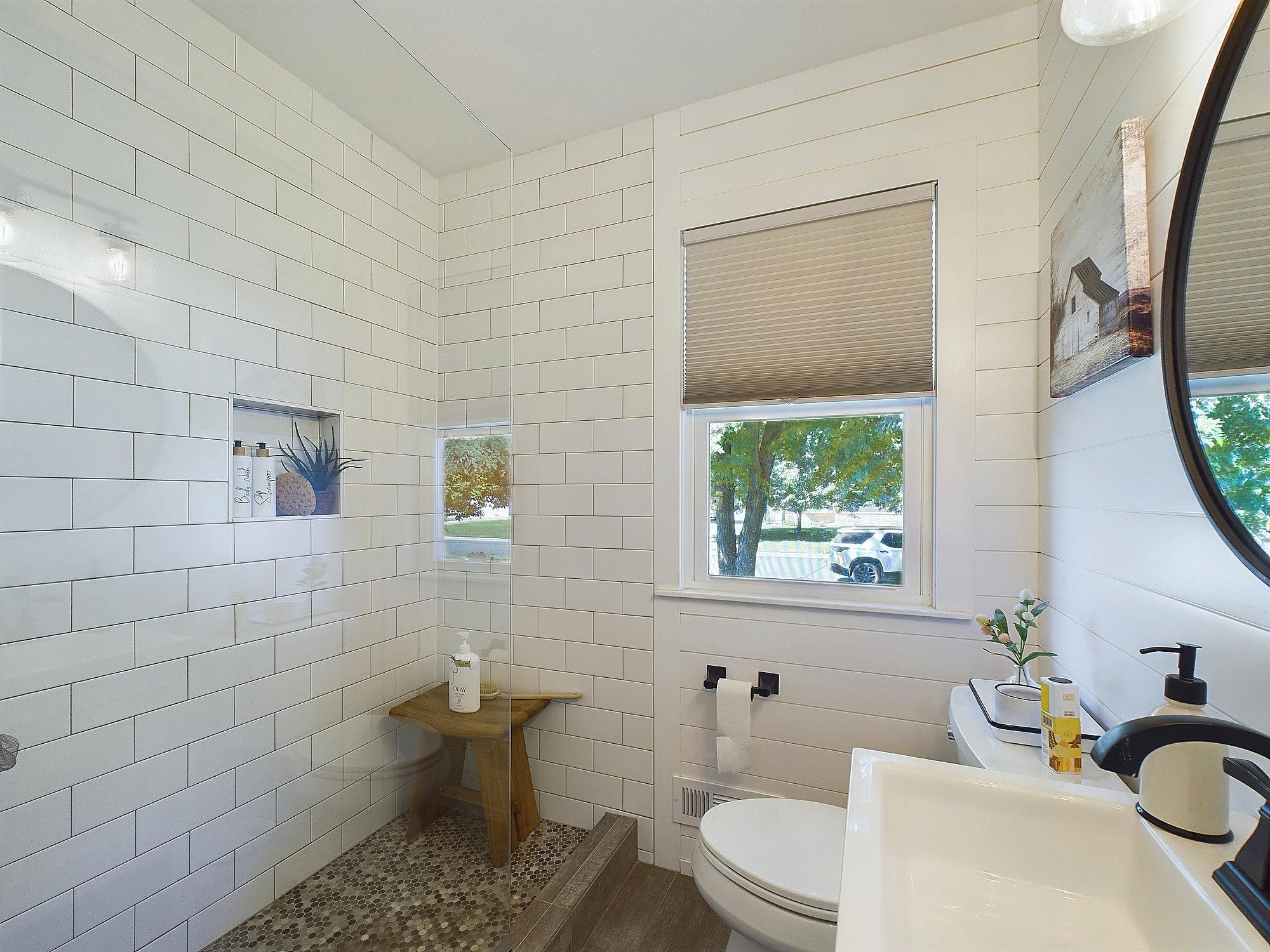 6812 Regent Avenue N