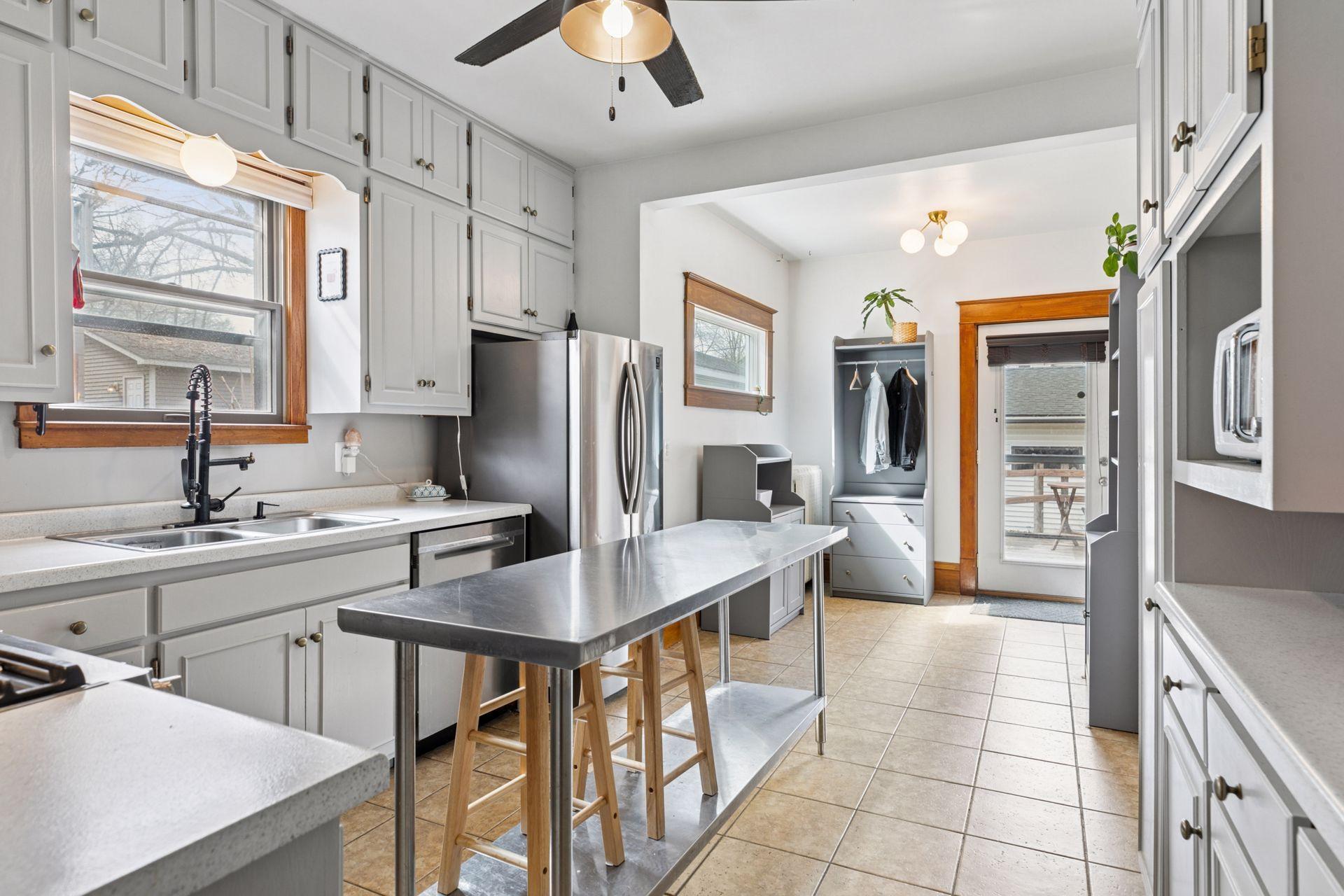 1055 Wakefield Avenue