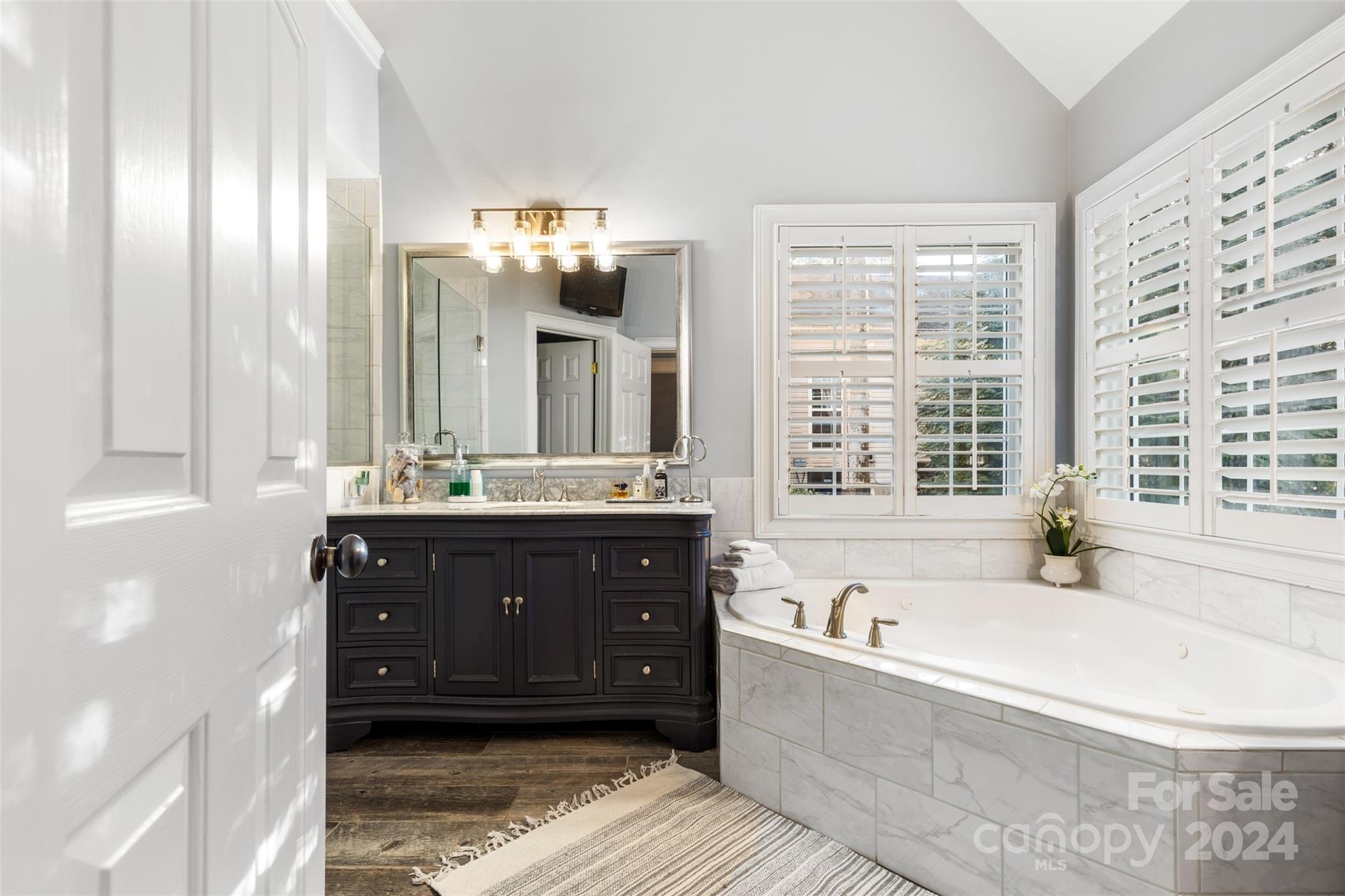 15807 Pineknoll Lane