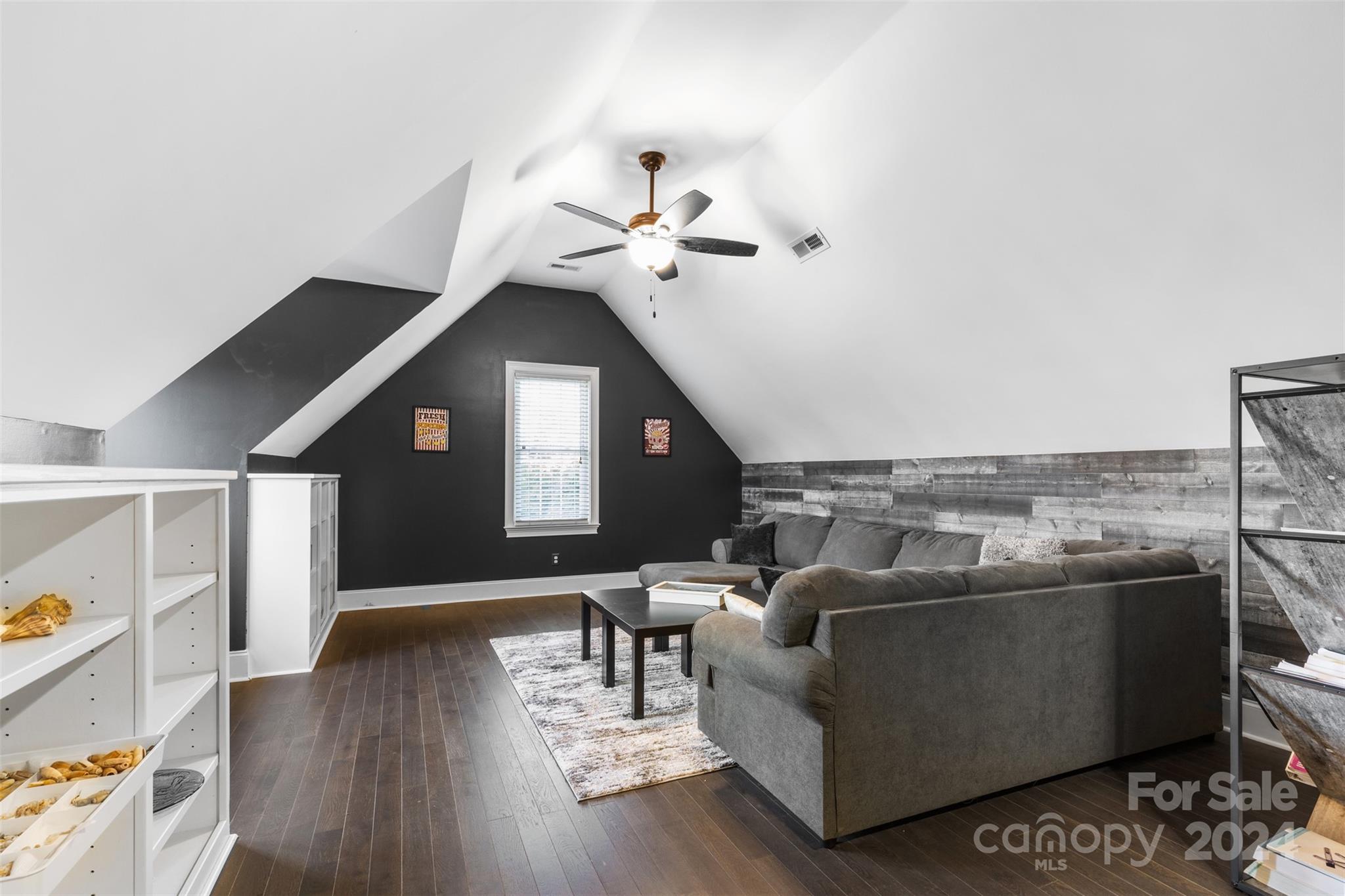 15807 Pineknoll Lane