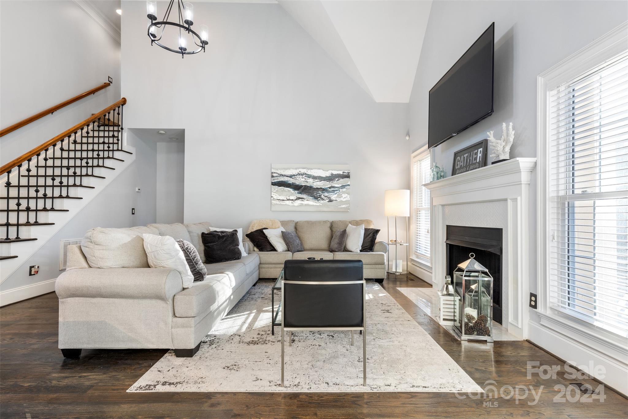 15807 Pineknoll Lane