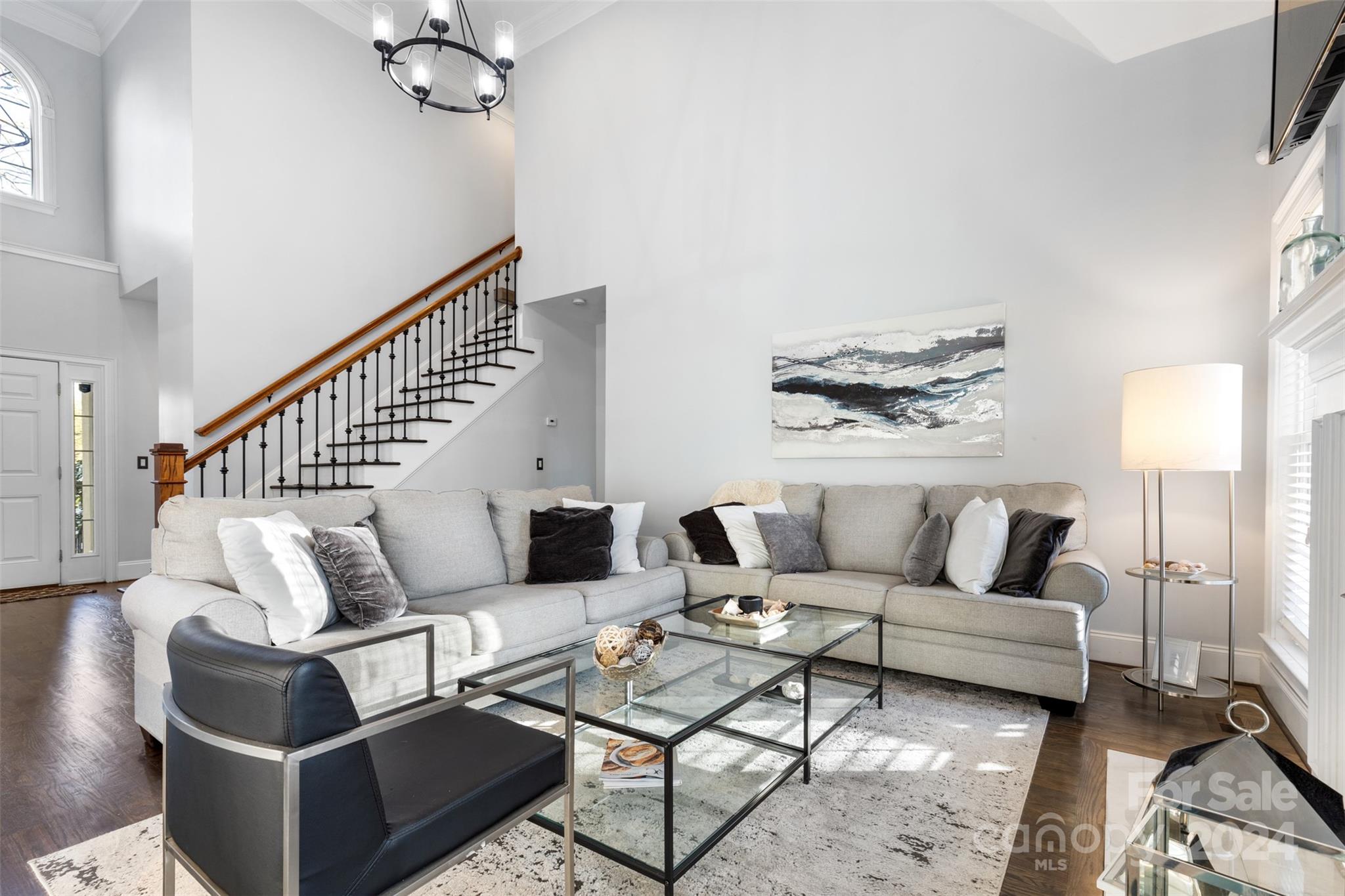 15807 Pineknoll Lane