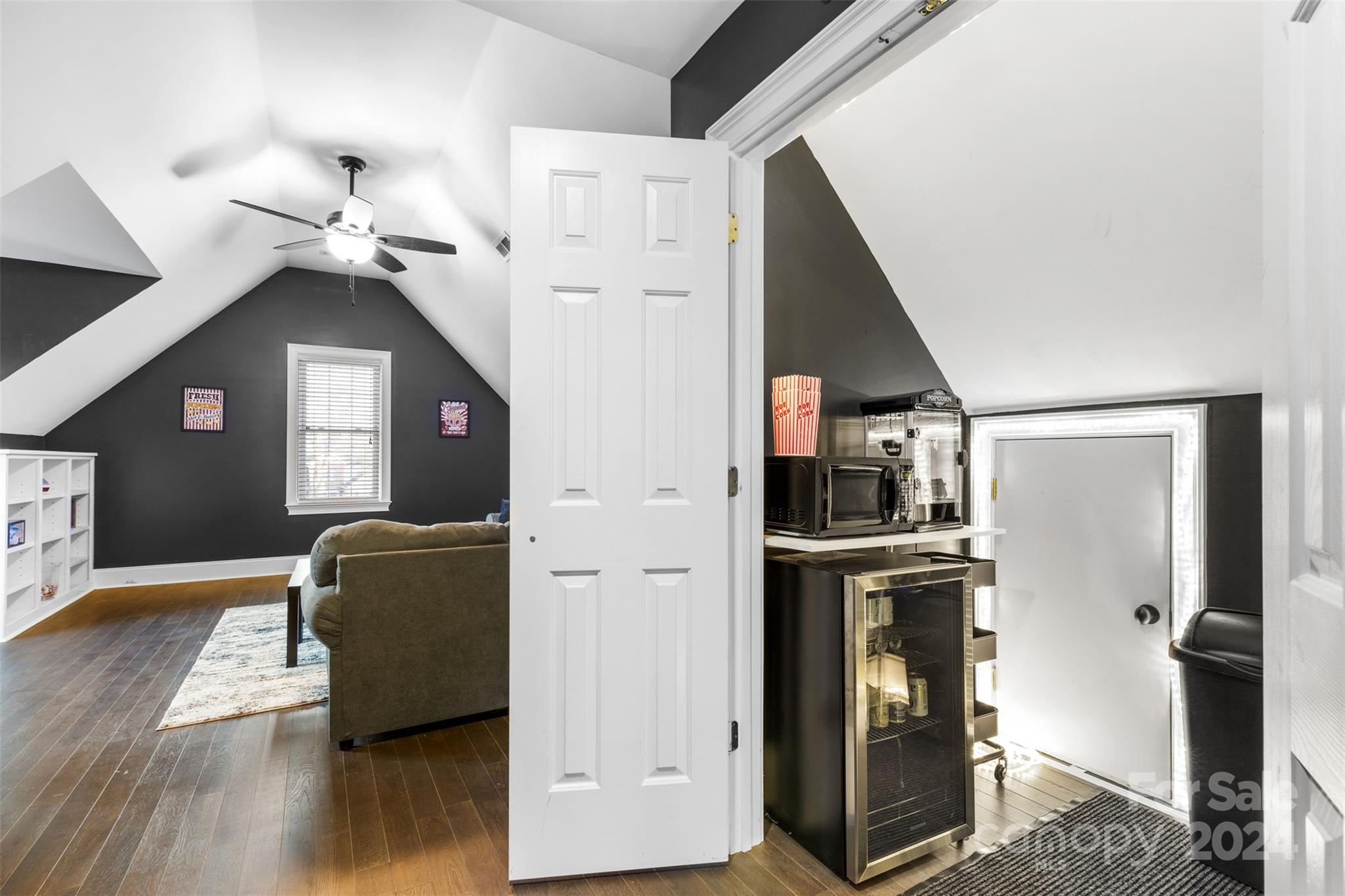 15807 Pineknoll Lane