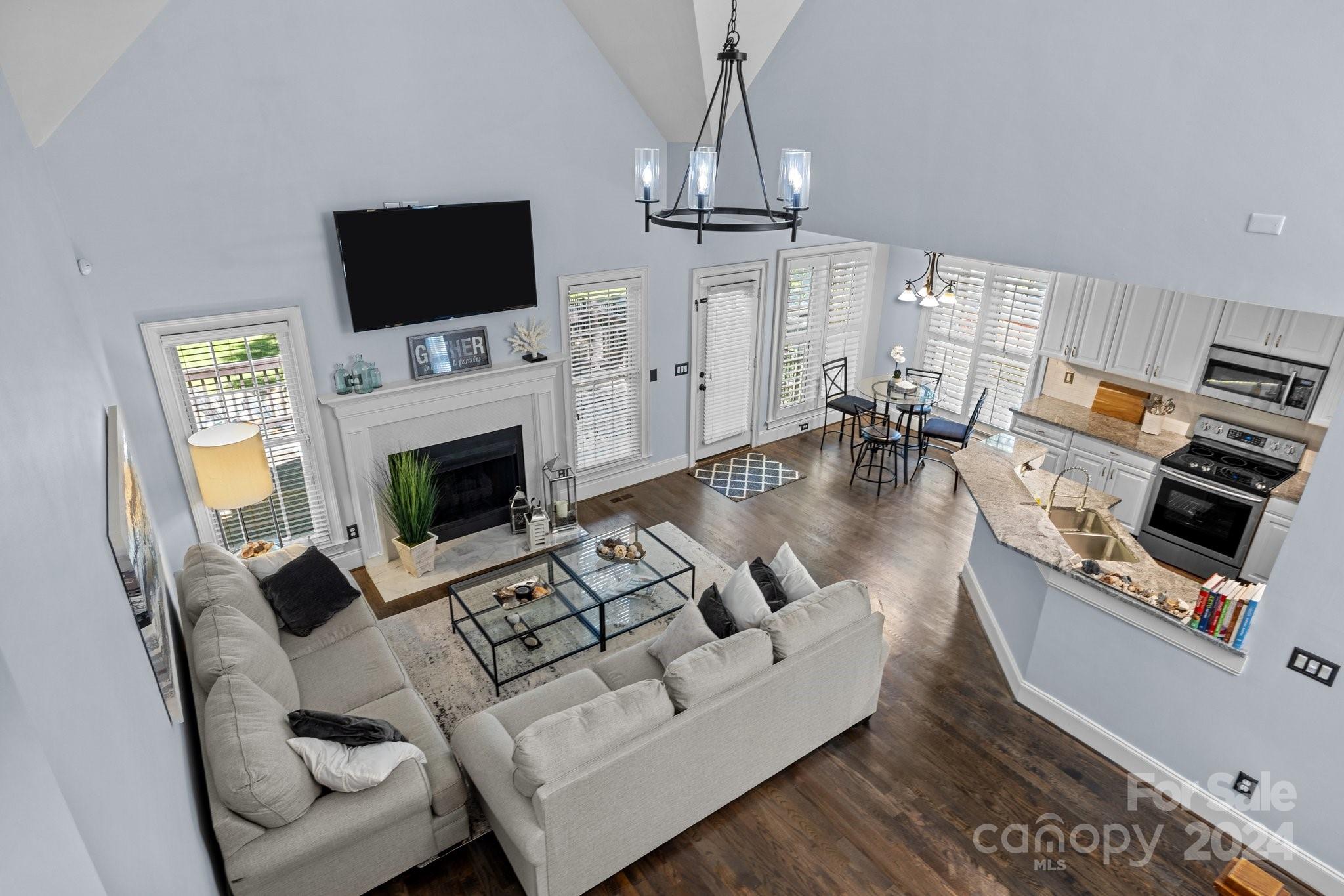 15807 Pineknoll Lane