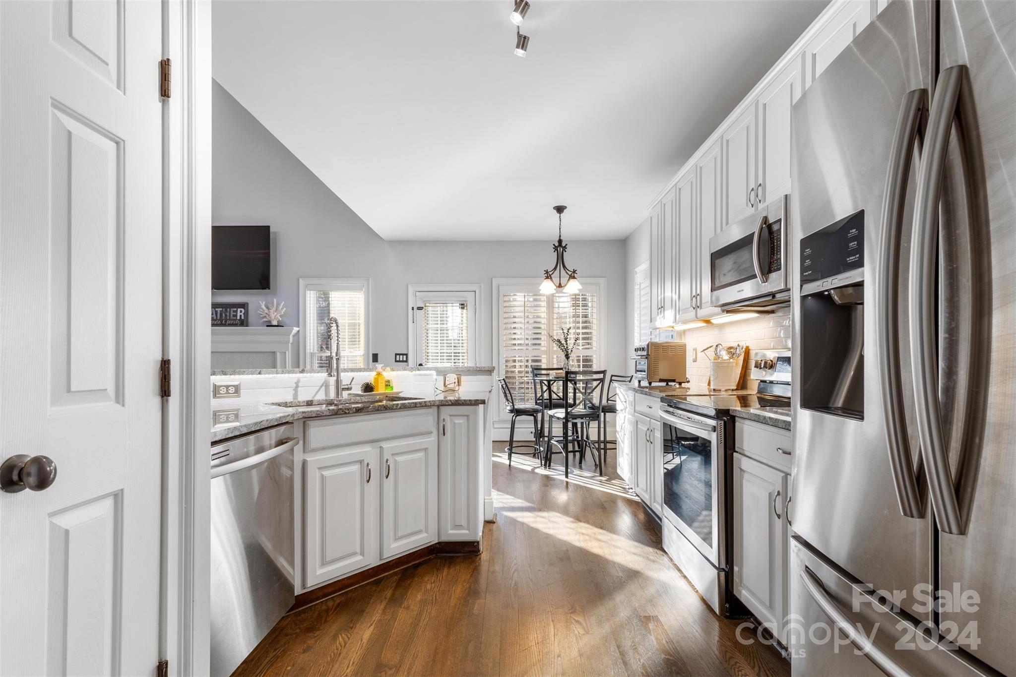 15807 Pineknoll Lane