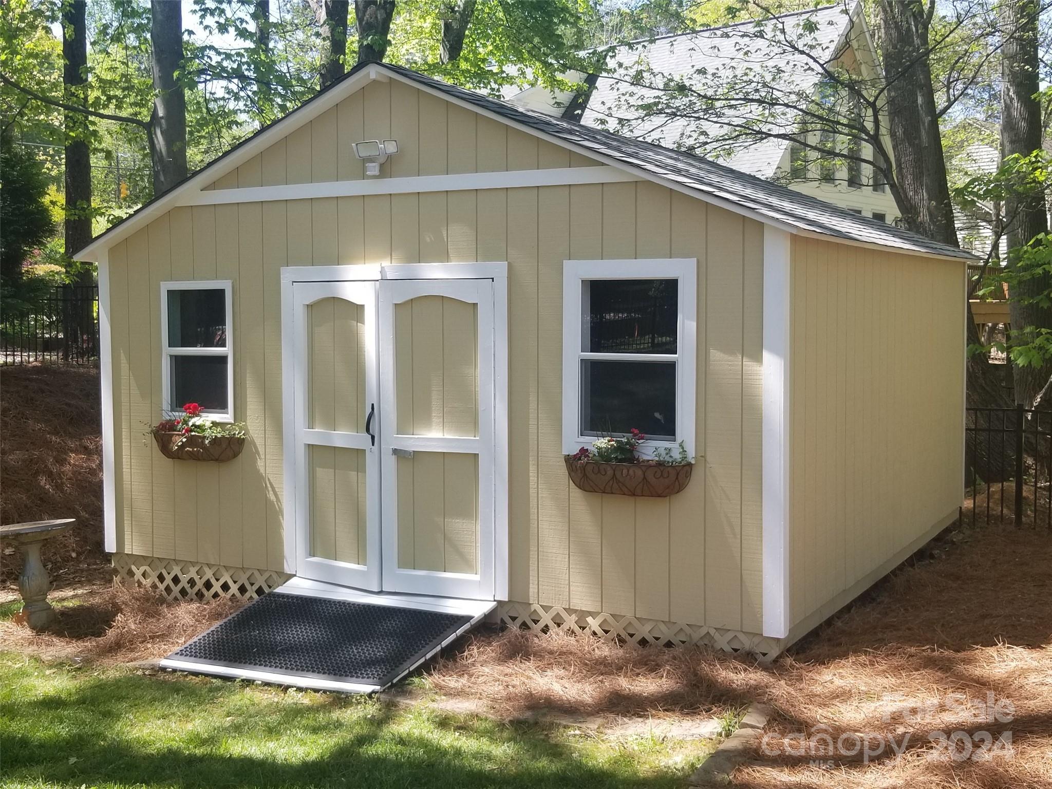 15807 Pineknoll Lane