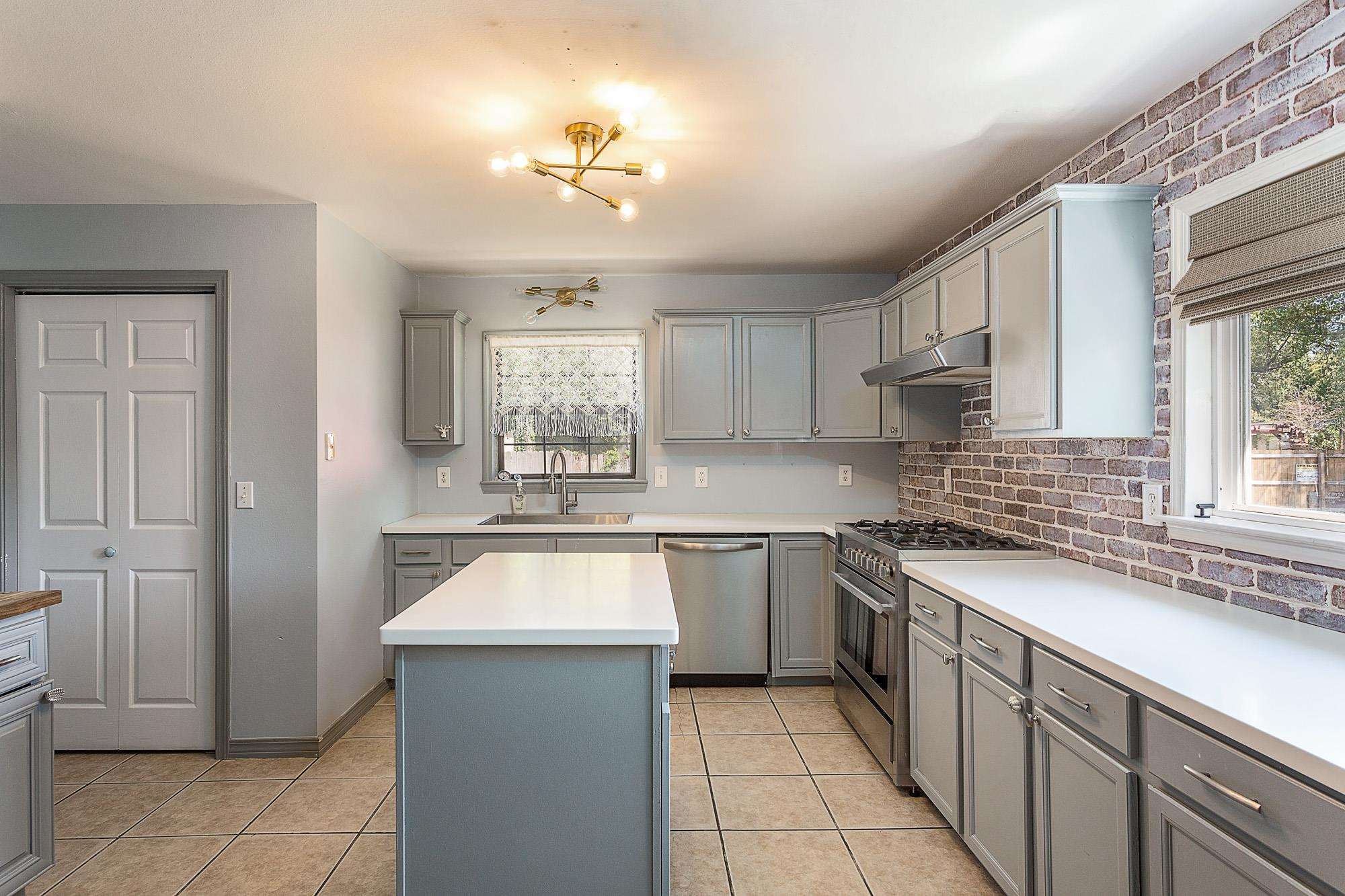 2 Meade Dr