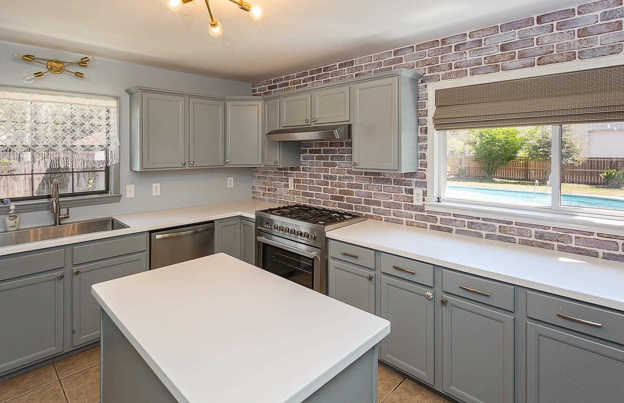 2 Meade Dr
