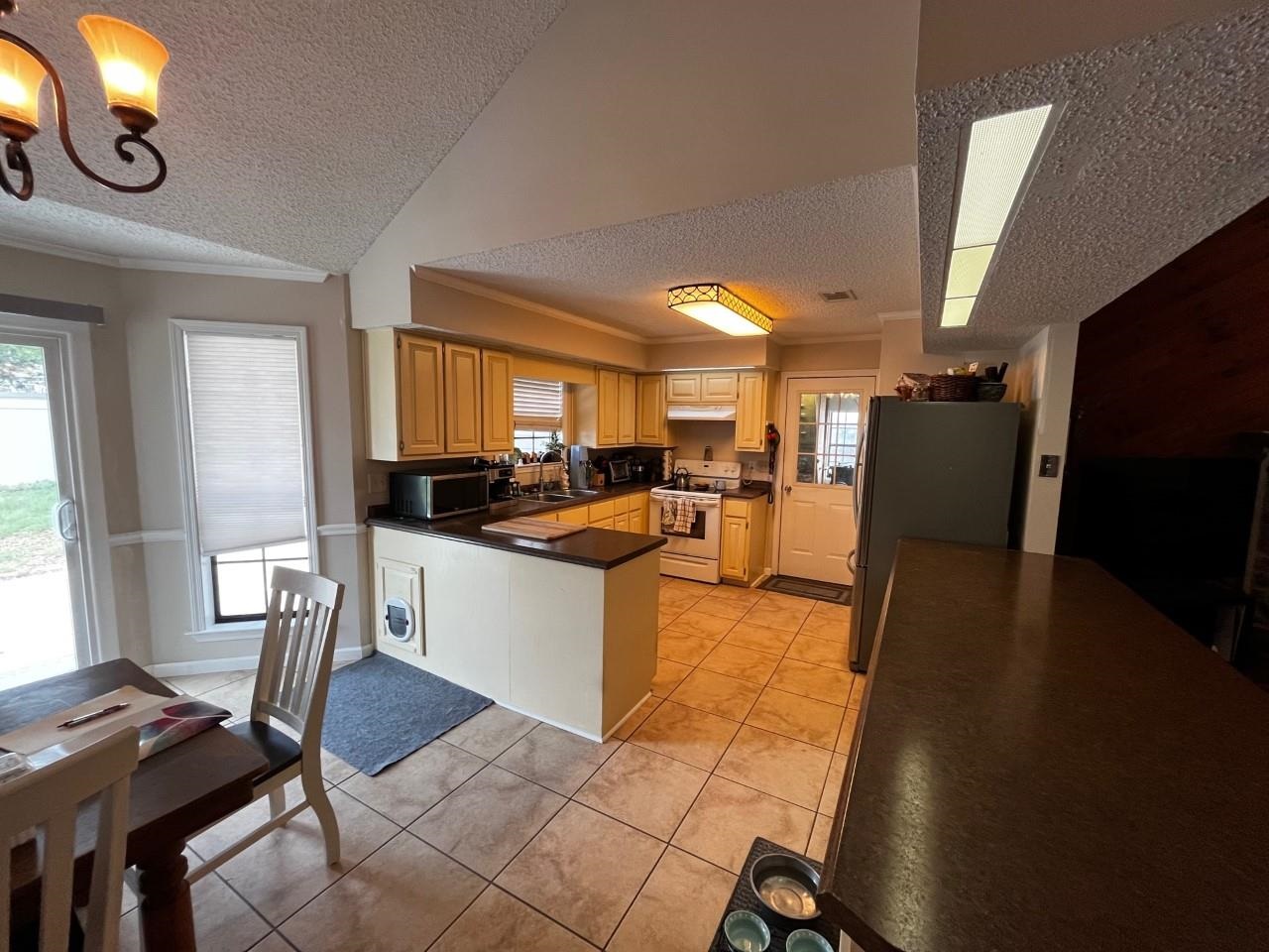 6858 Cedar Ridge Dr