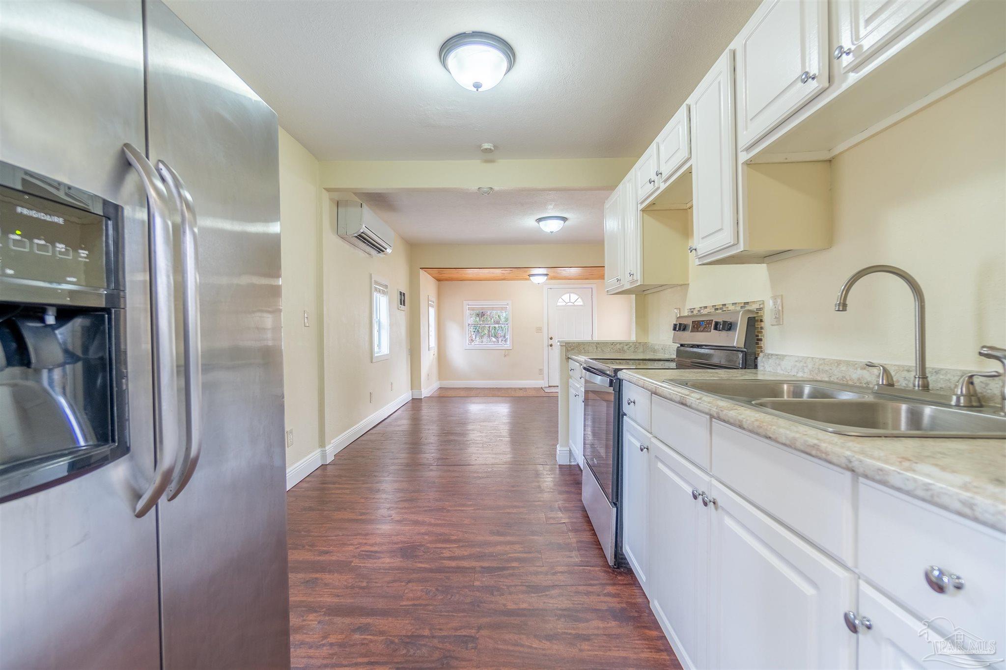 3 E Carver Dr