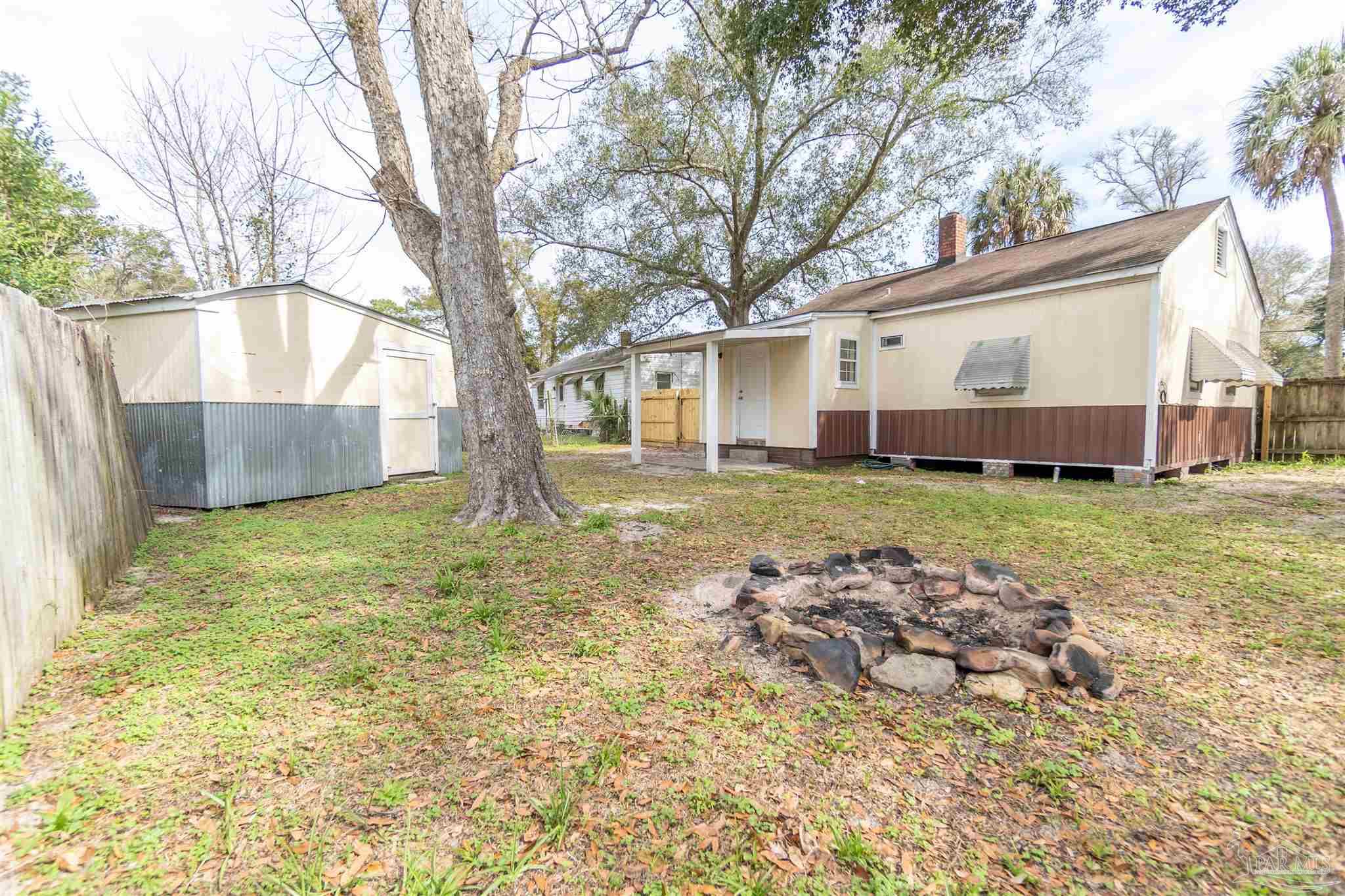3 E Carver Dr