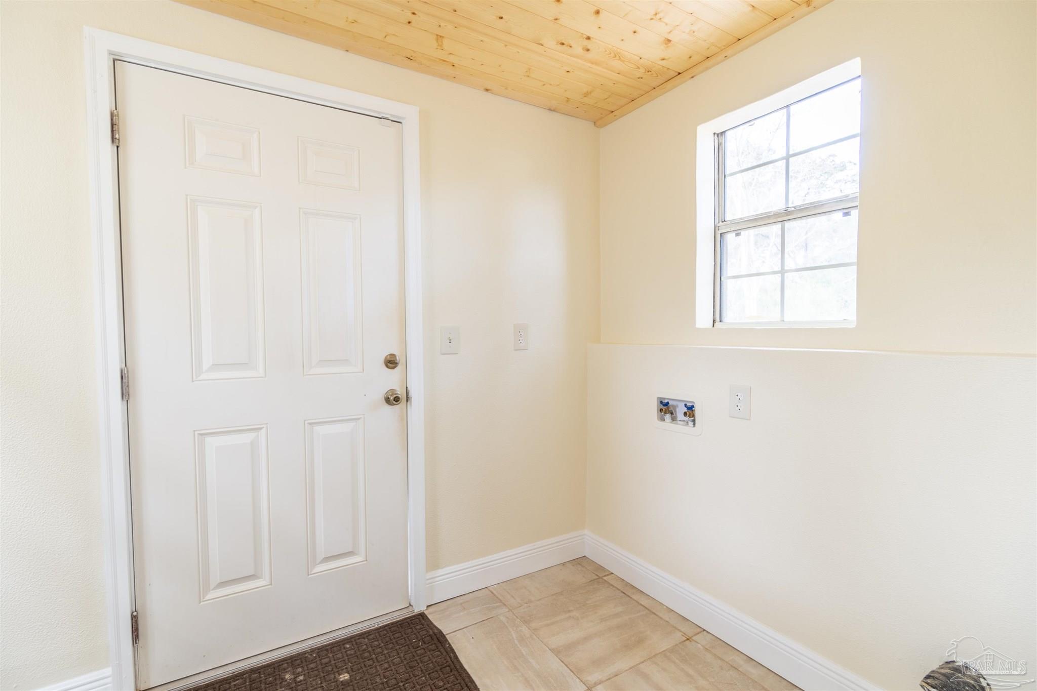 3 E Carver Dr