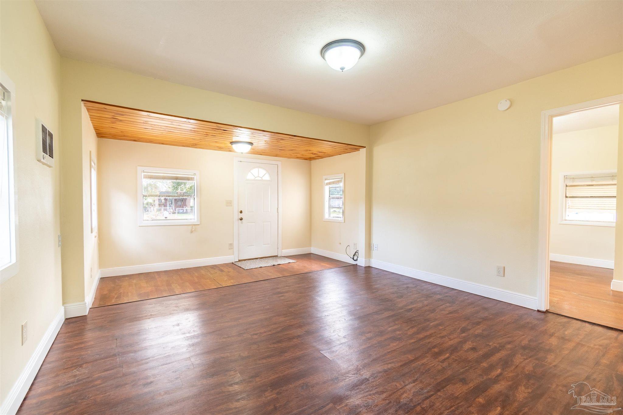 3 E Carver Dr