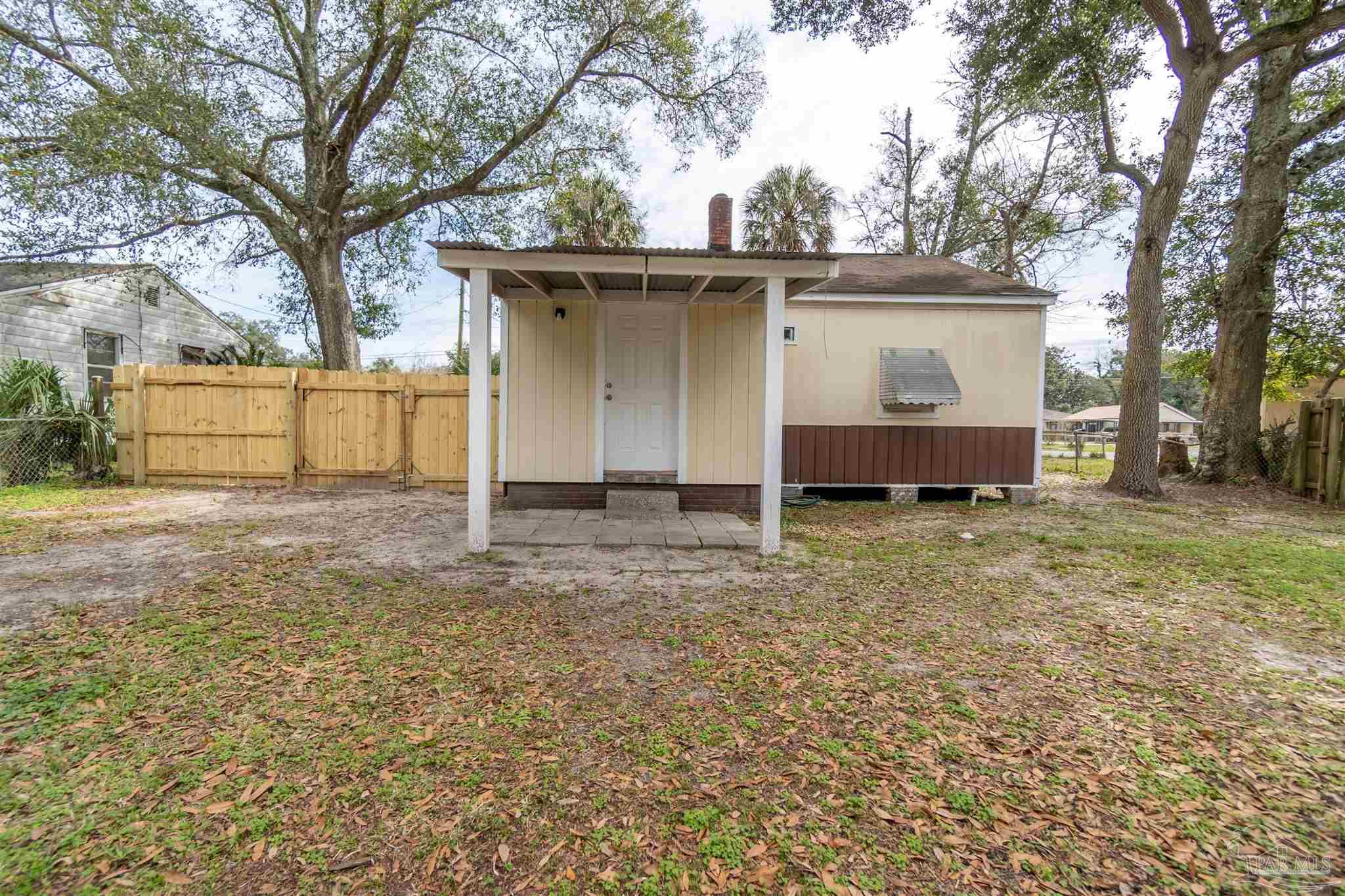 3 E Carver Dr