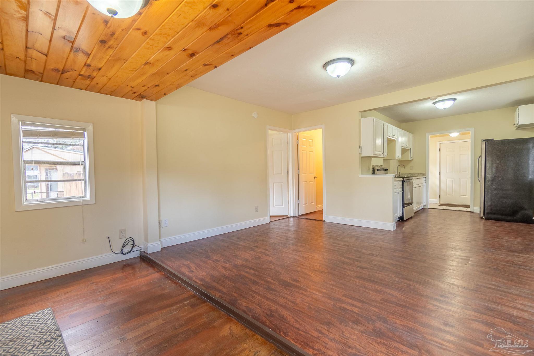3 E Carver Dr