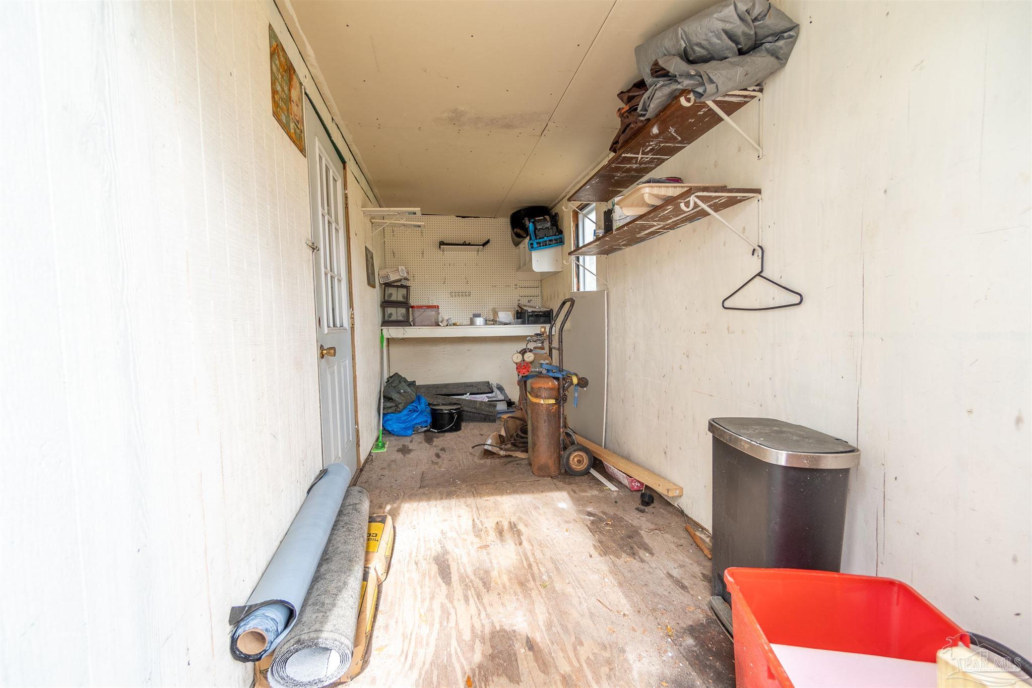 3 E Carver Dr