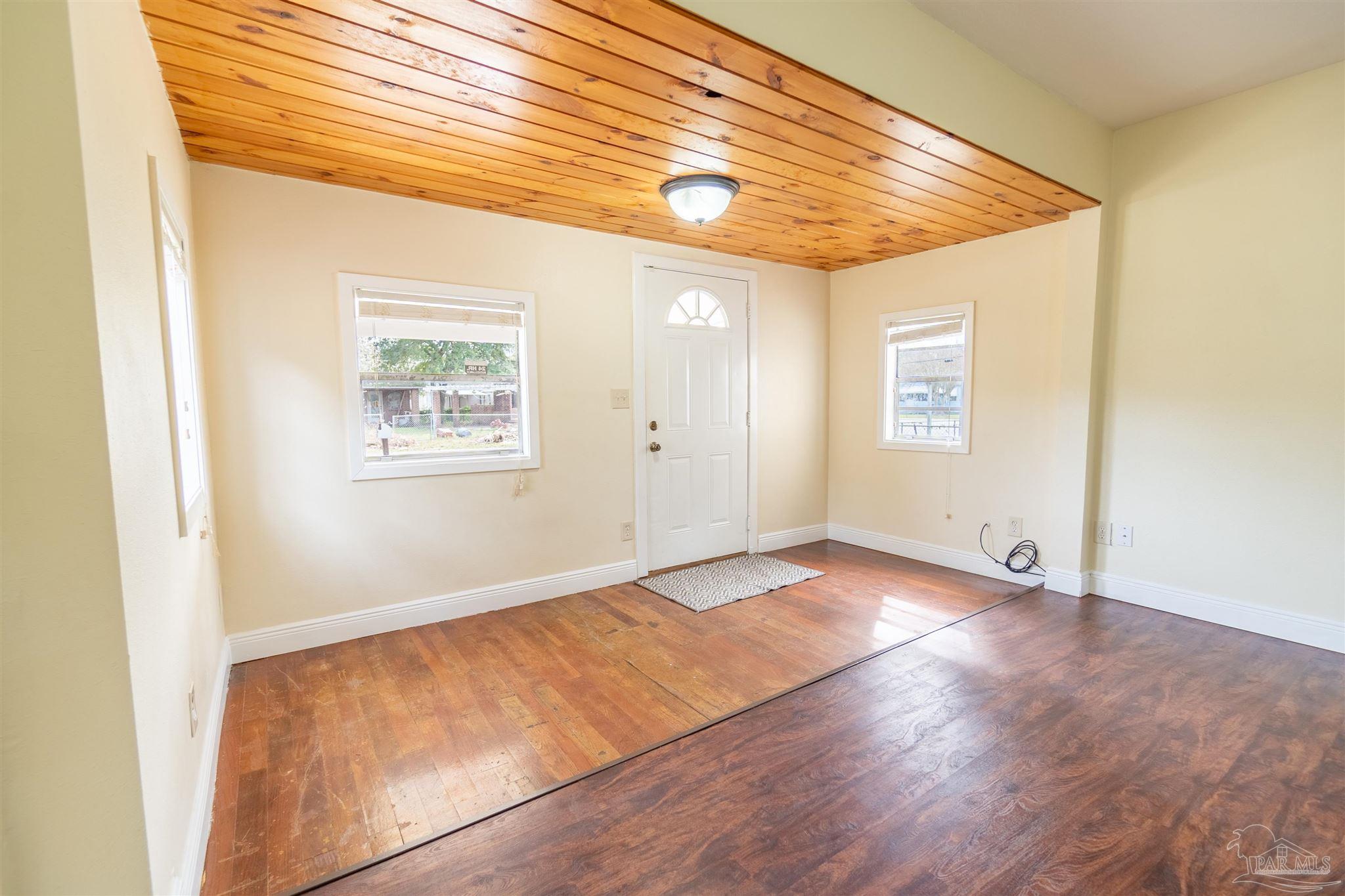 3 E Carver Dr