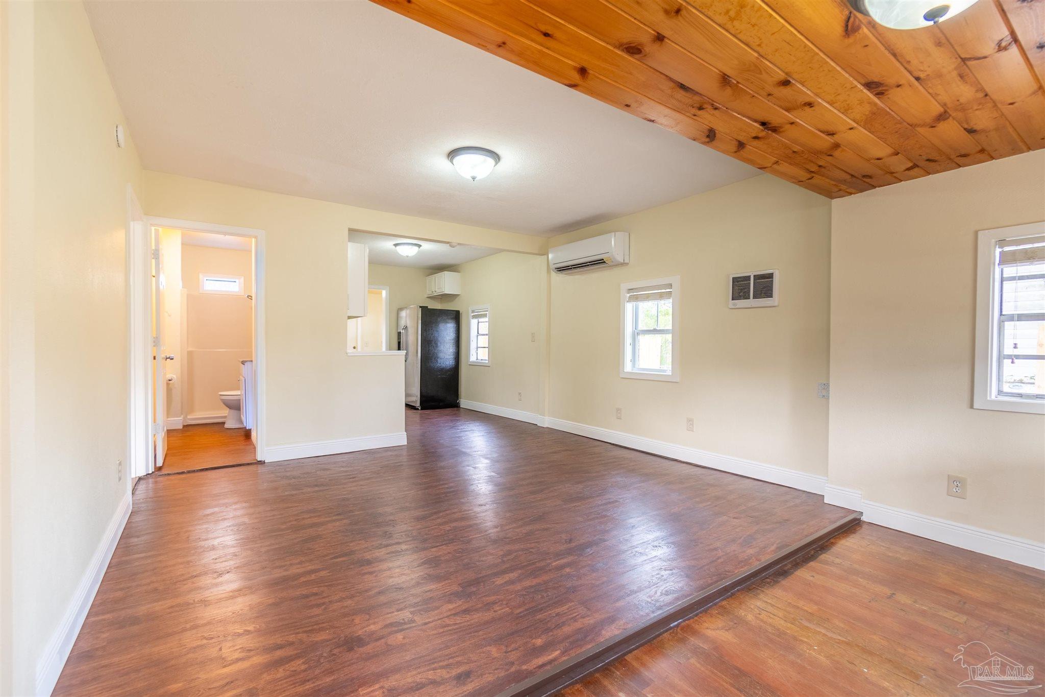 3 E Carver Dr