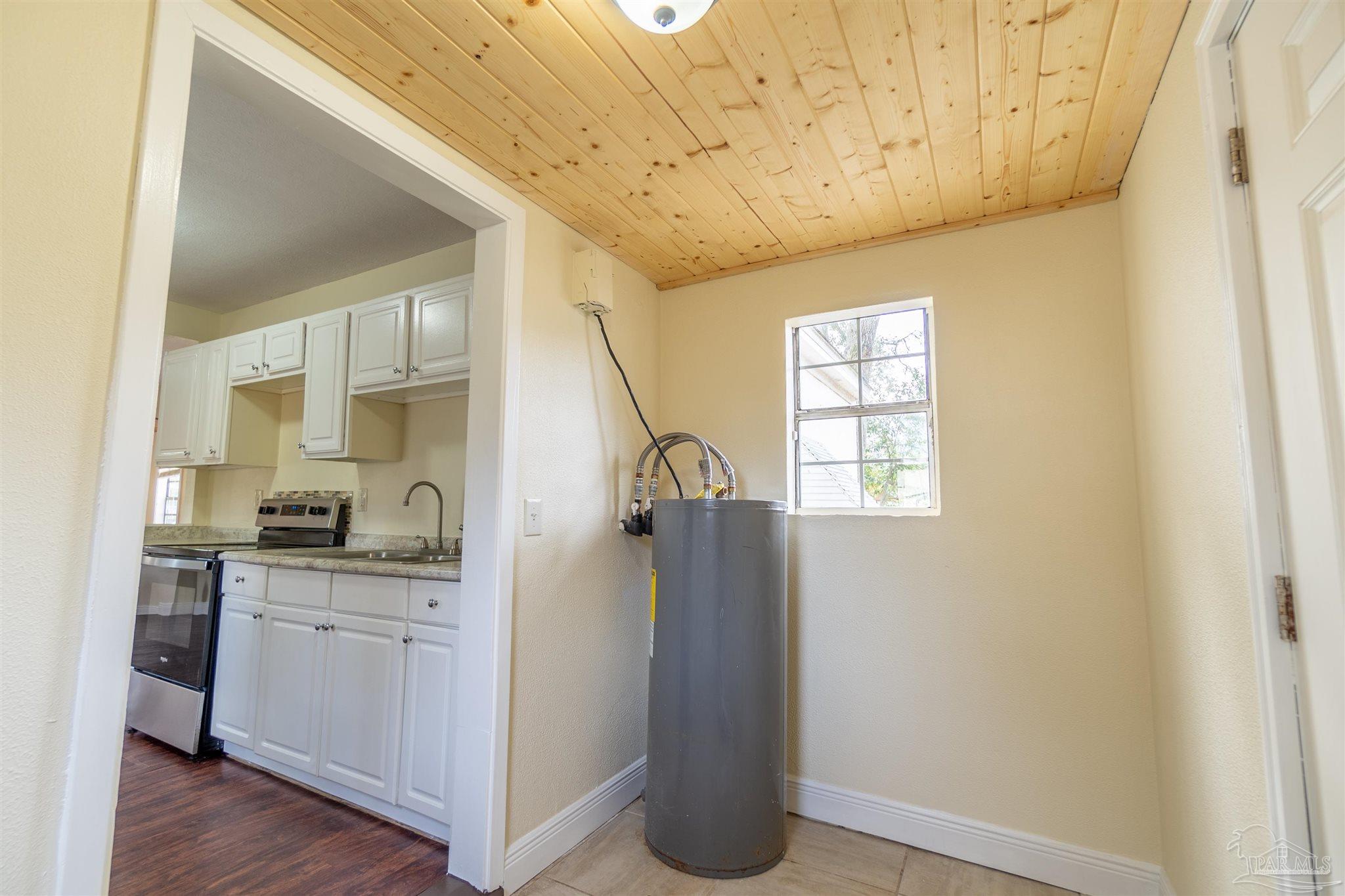 3 E Carver Dr