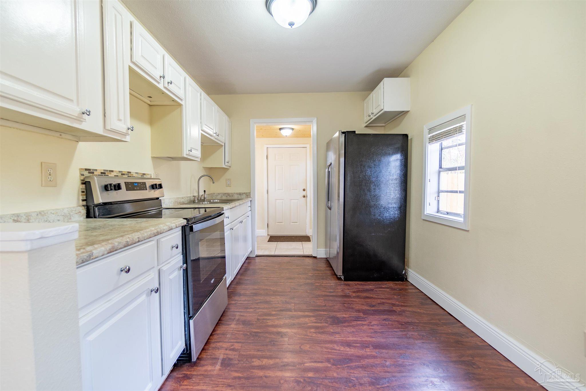 3 E Carver Dr