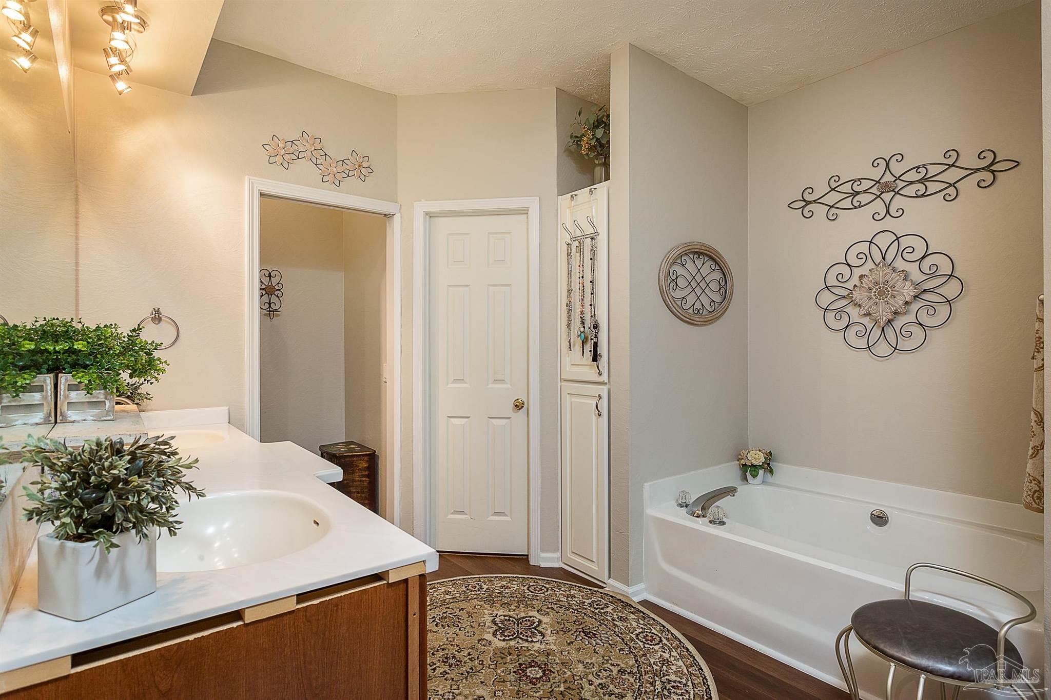 4069 Longwood Cir